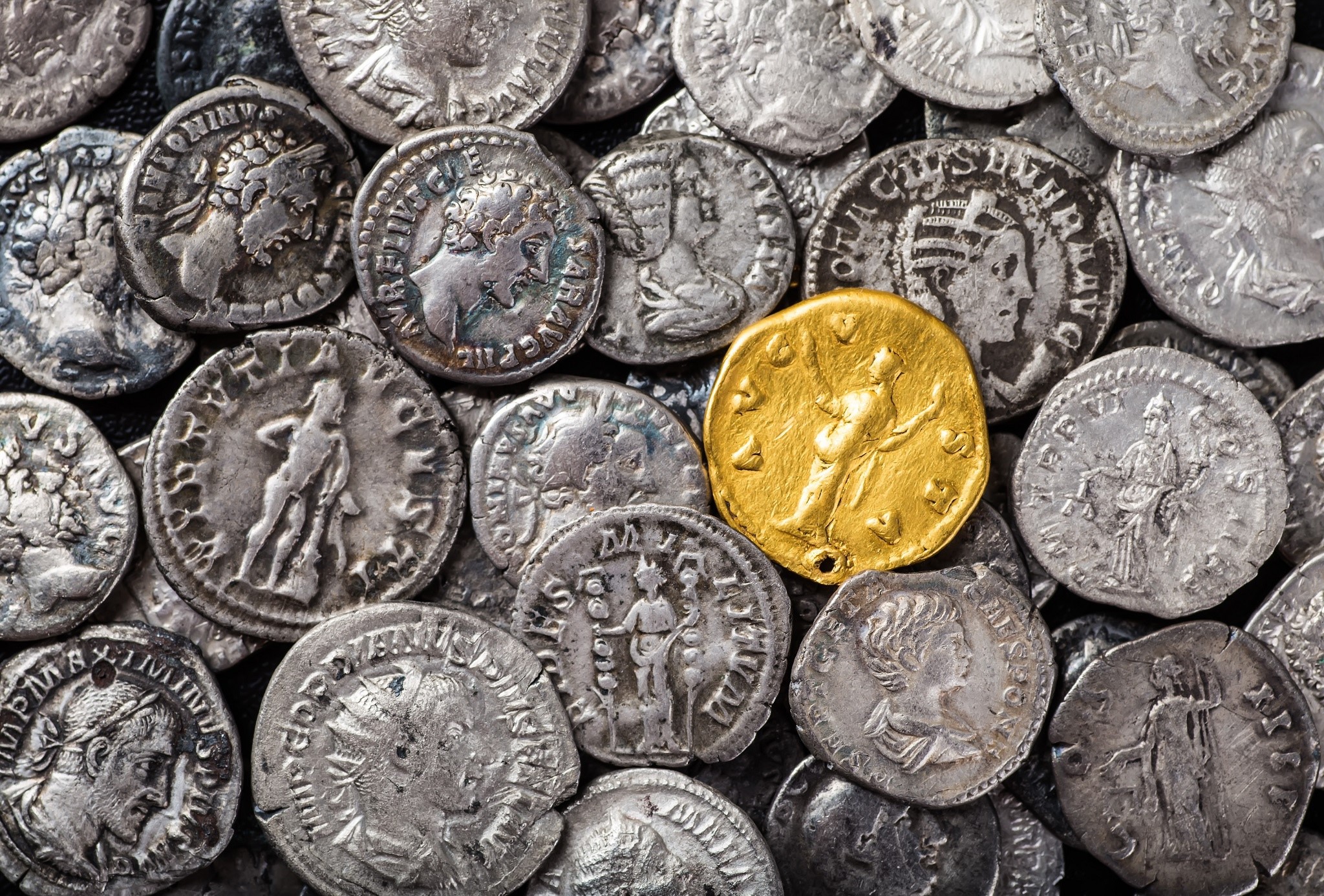 A collection of ancient gold and silver Roman coins HD Wallpaper