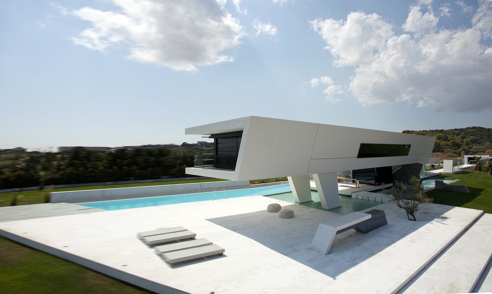 Modern white house with swimming pool and lounge chairs HD Wallpaper