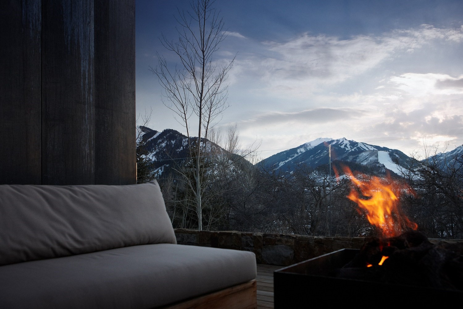 Outdoor seating area with a fire pit and mountain view HD Wallpaper