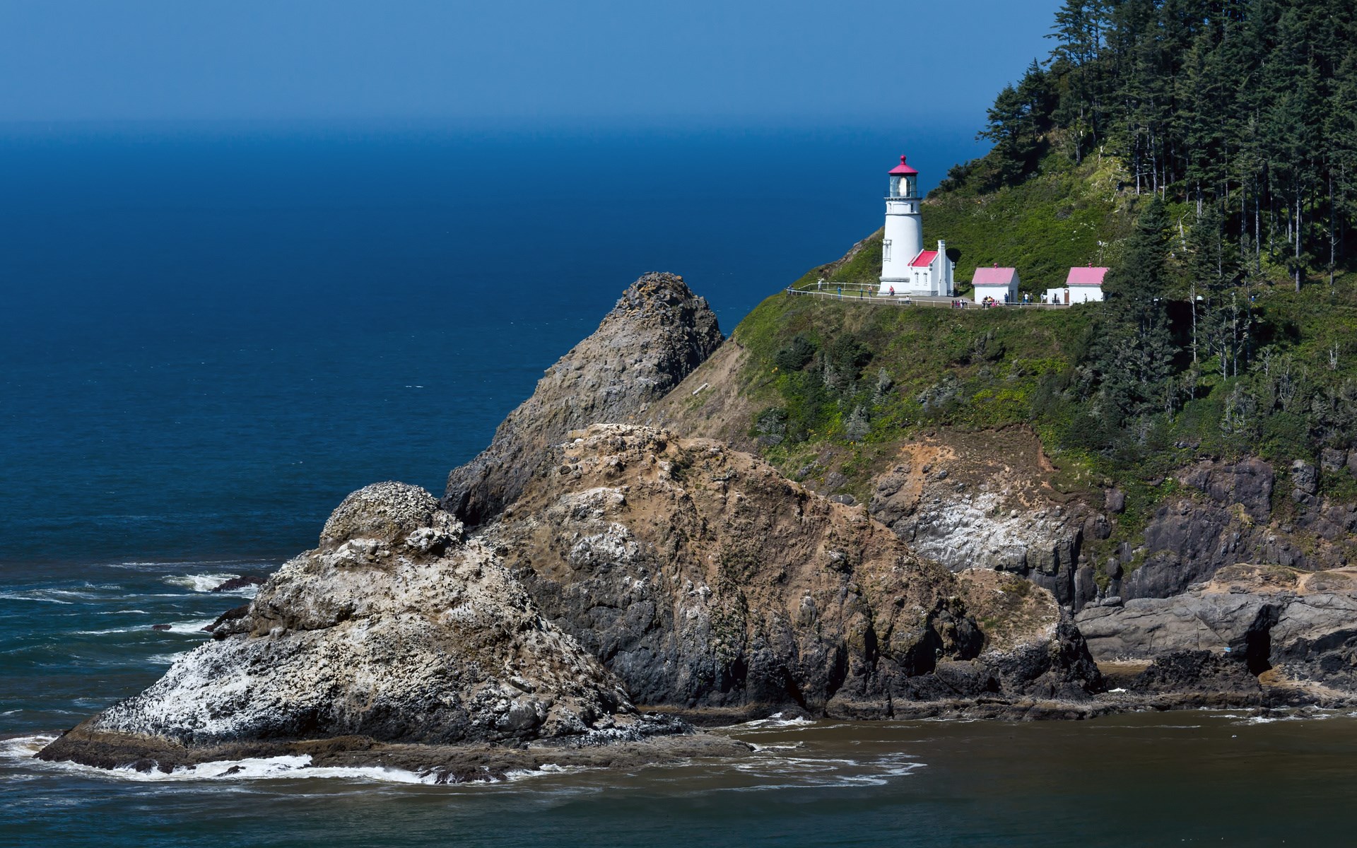 Heceta Head Lighthouse on a cliff overlooking the Pacific Ocean HD Wallpaper