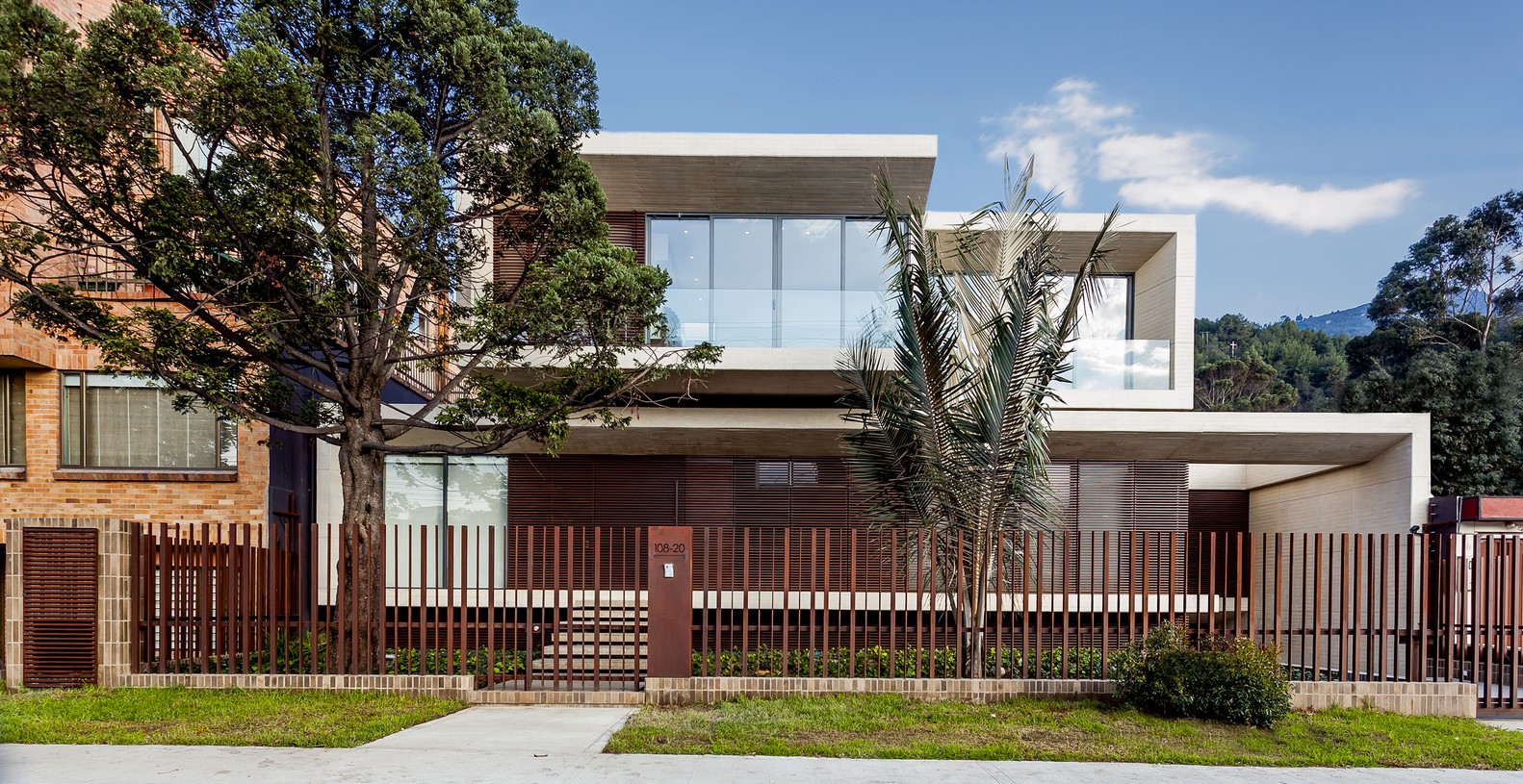 Modern concrete and wood house with fence HD Wallpaper