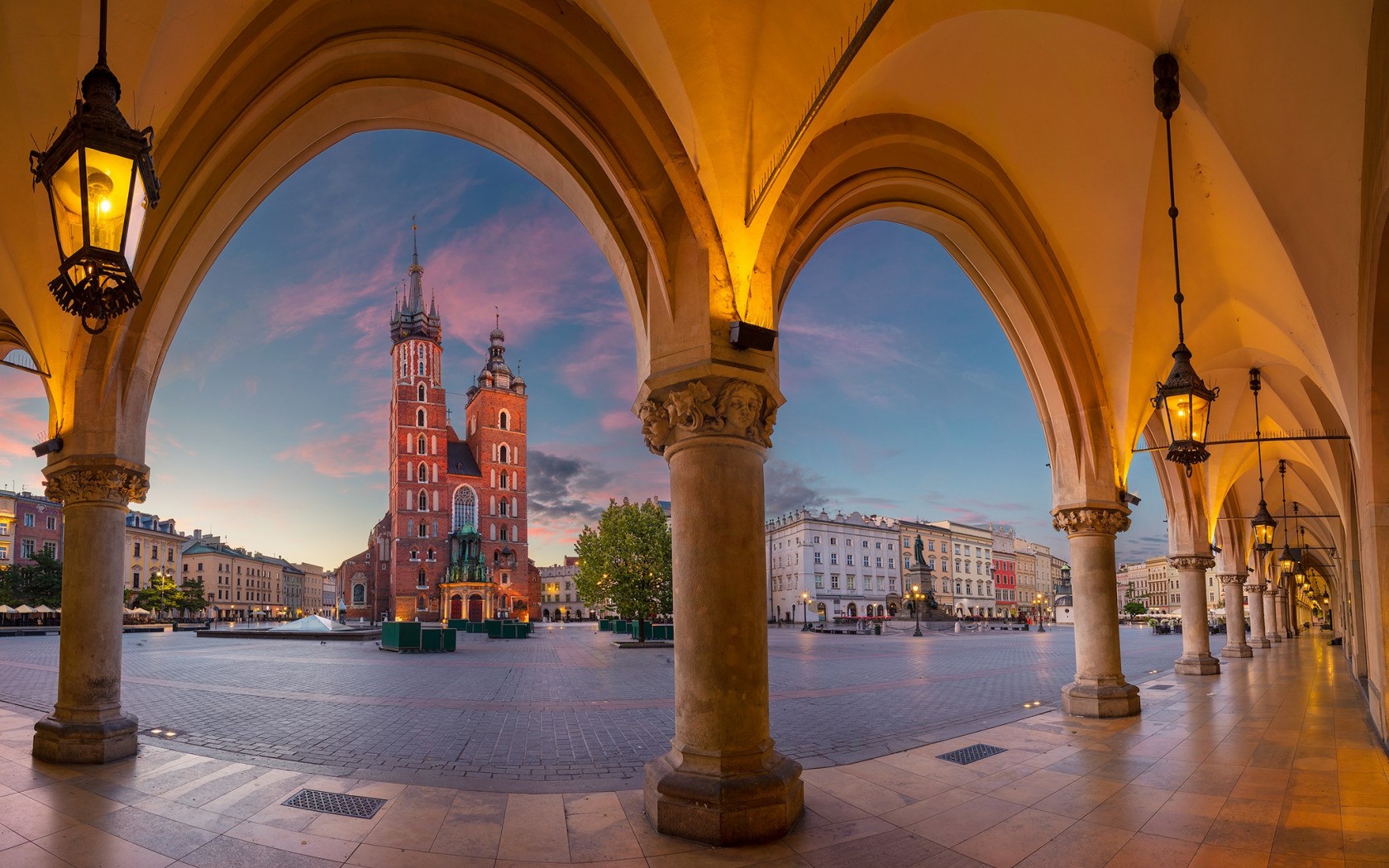 St. Mary's Basilica and Cloth Hall in Krakow Main Square HD Wallpaper