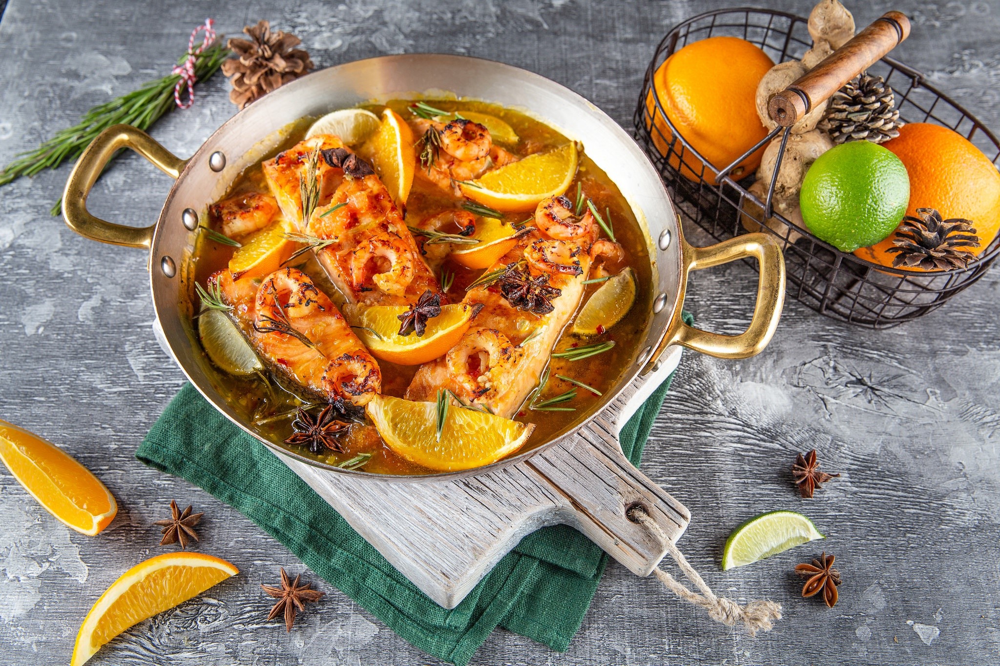Salmon and shrimp with oranges and limes in a pan HD Wallpaper