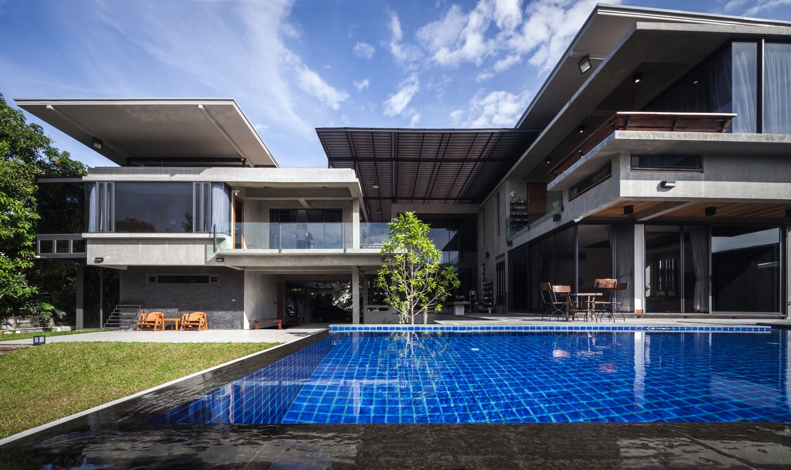 Modern house with swimming pool and outdoor seating HD Wallpaper