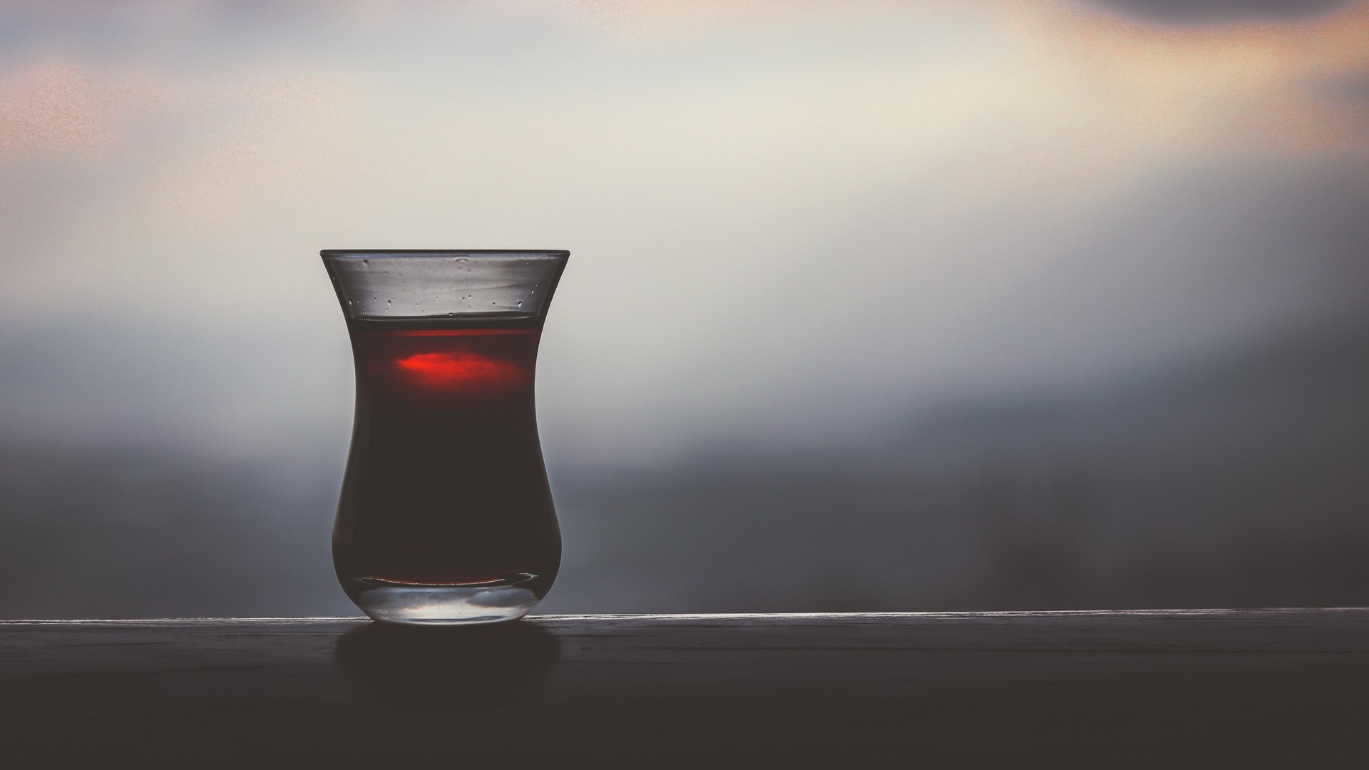 Glass of tea on a blurred background HD Wallpaper