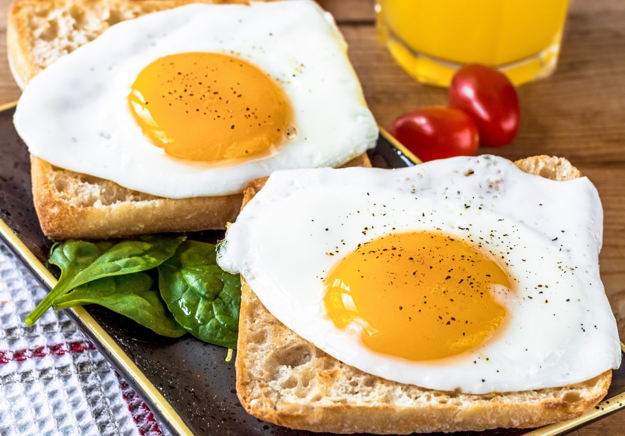 Fried eggs on toast with spinach and tomatoes HD Wallpaper