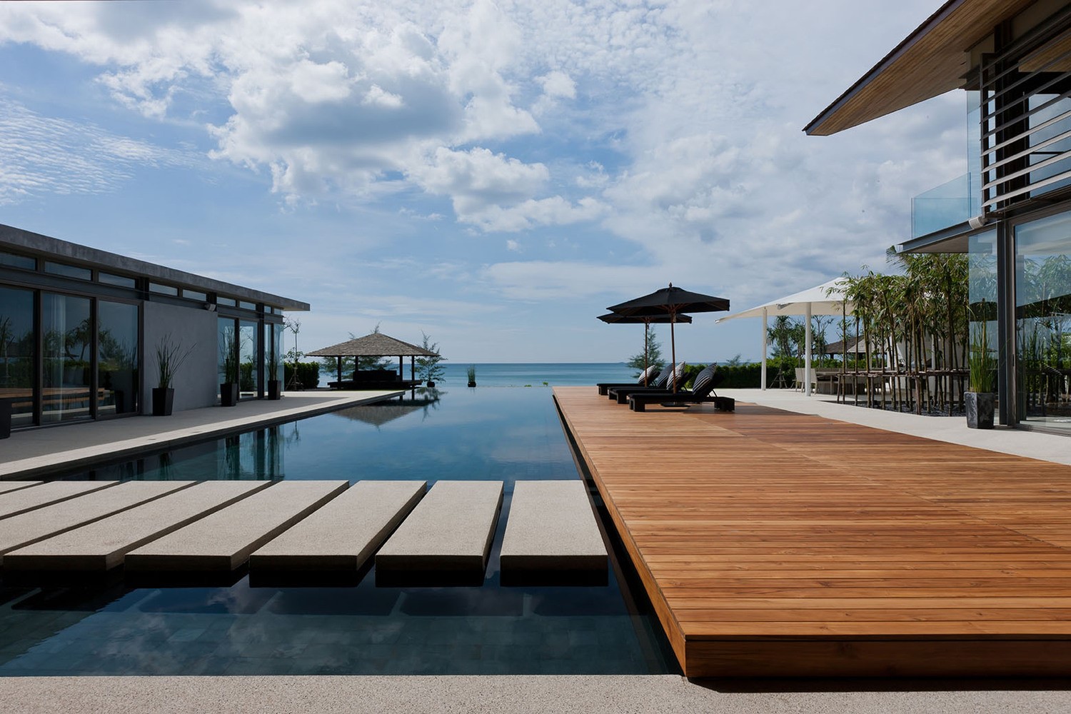 Modern house with swimming pool and ocean view HD Wallpaper