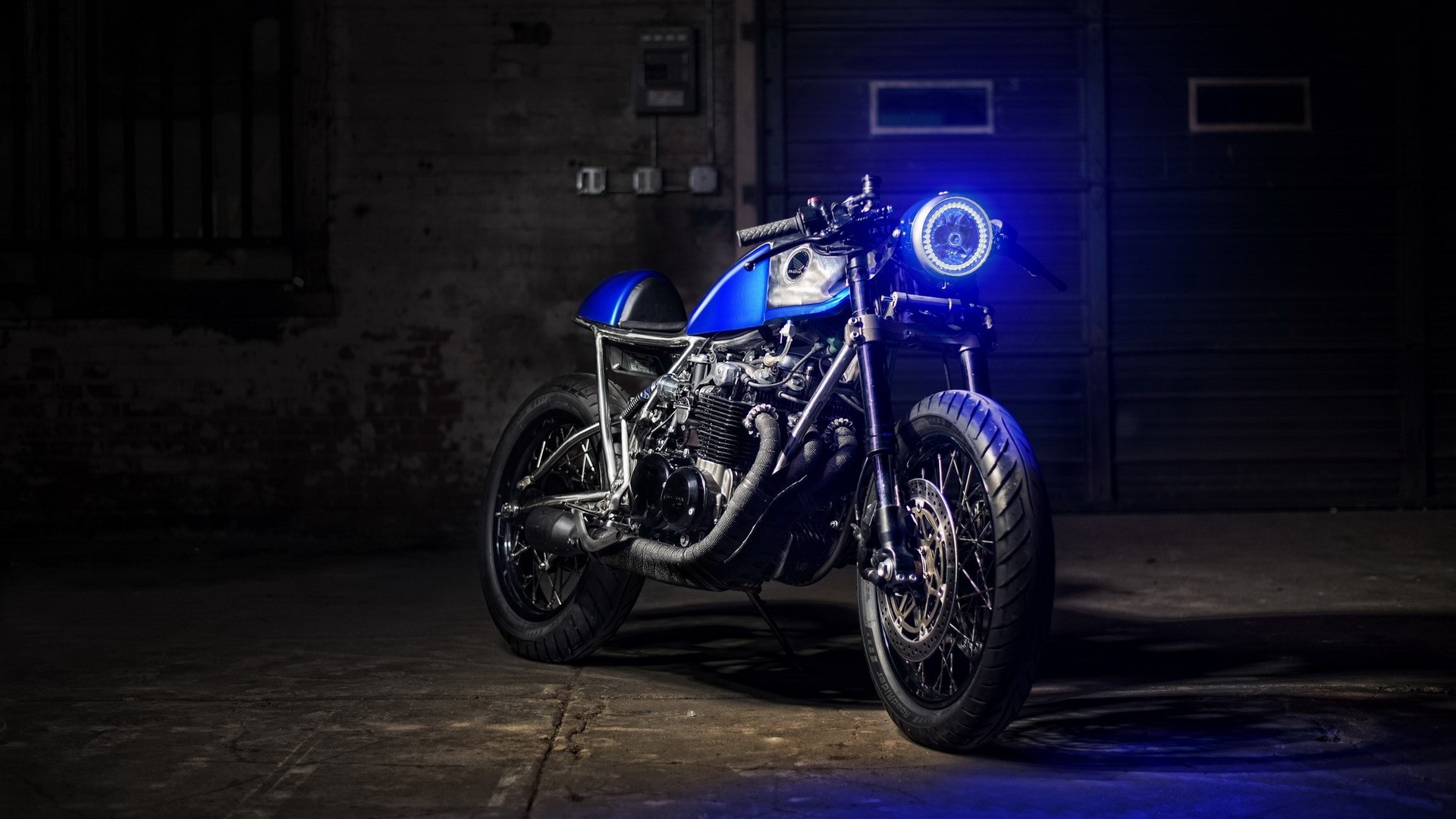 Blue custom cafe racer motorcycle with blue headlight HD Wallpaper
