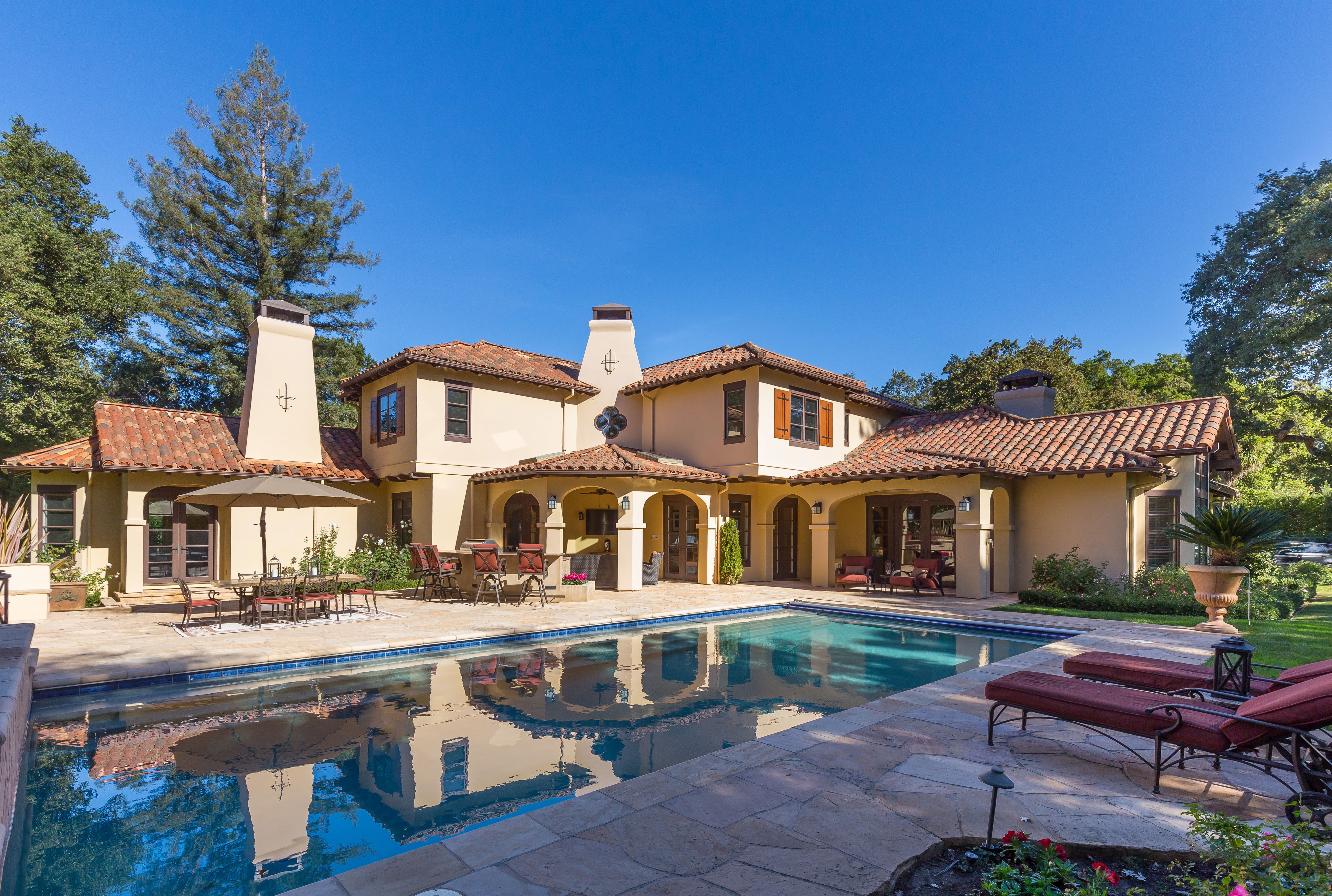 Luxury mansion with swimming pool and outdoor seating HD Wallpaper