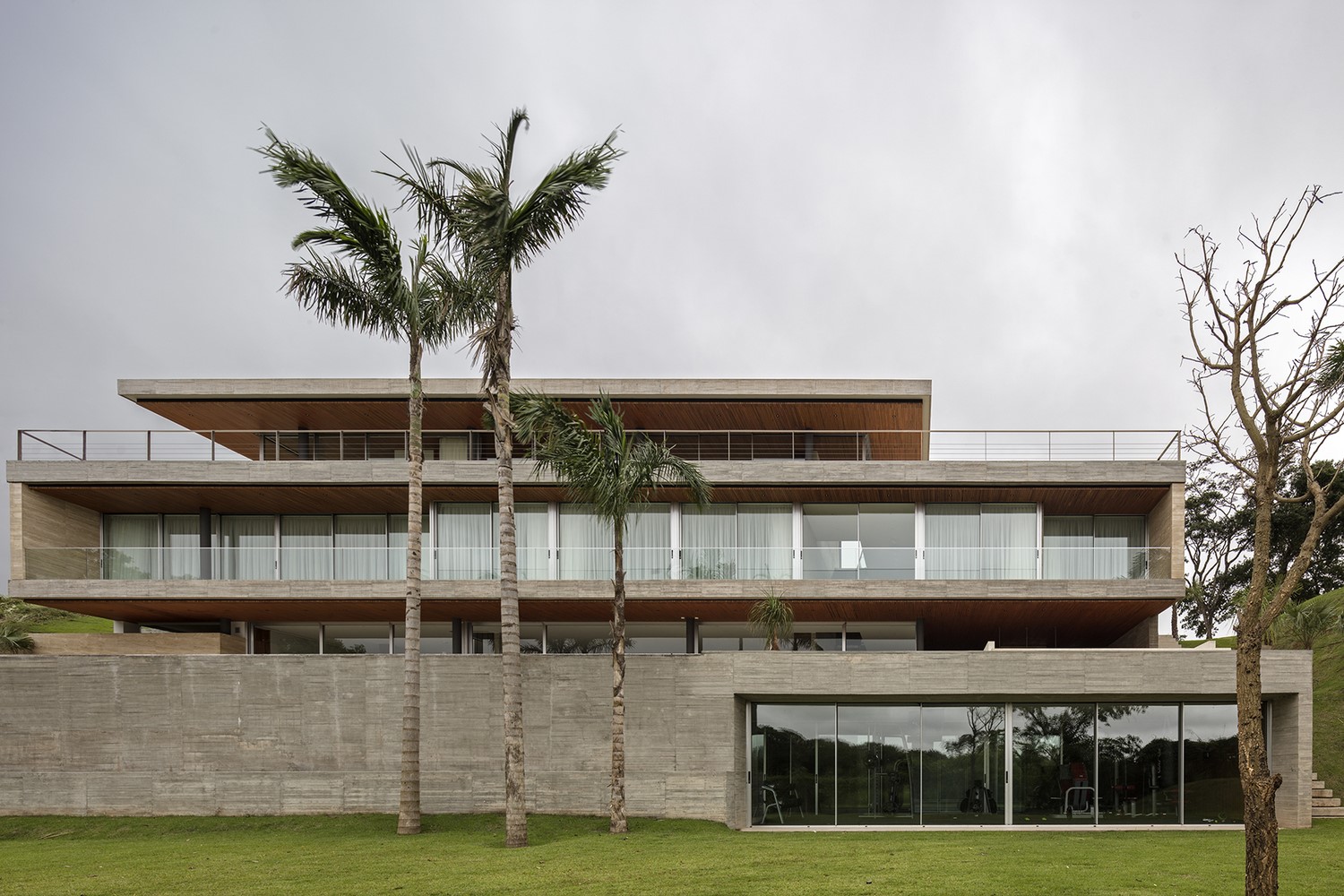 Modern concrete mansion with palm trees HD Wallpaper