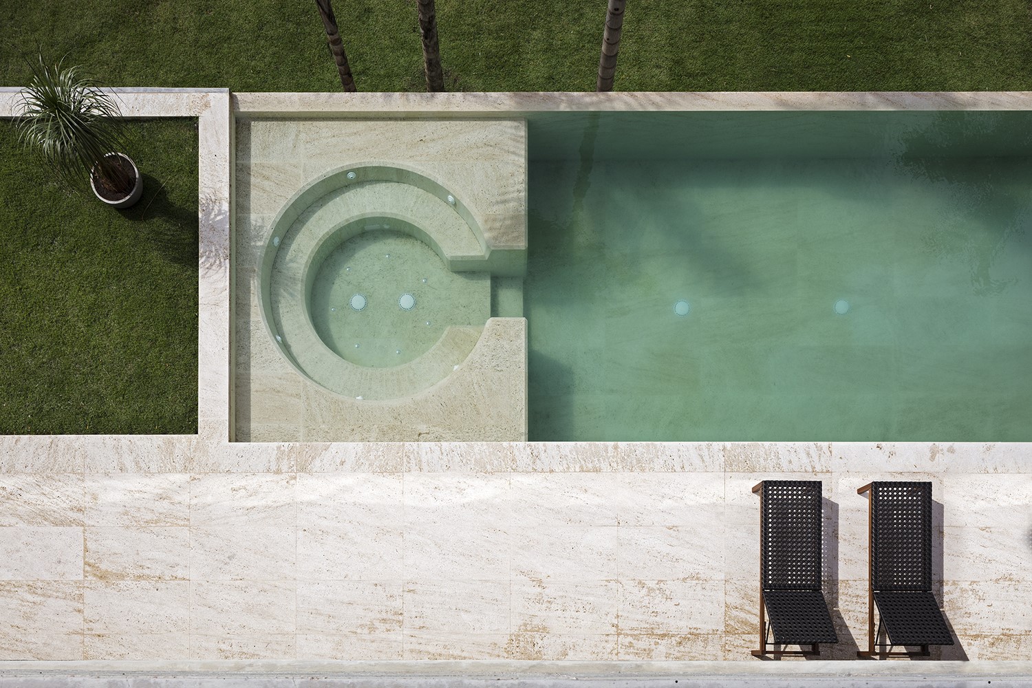 Modern swimming pool and jacuzzi with lounge chairs HD Wallpaper