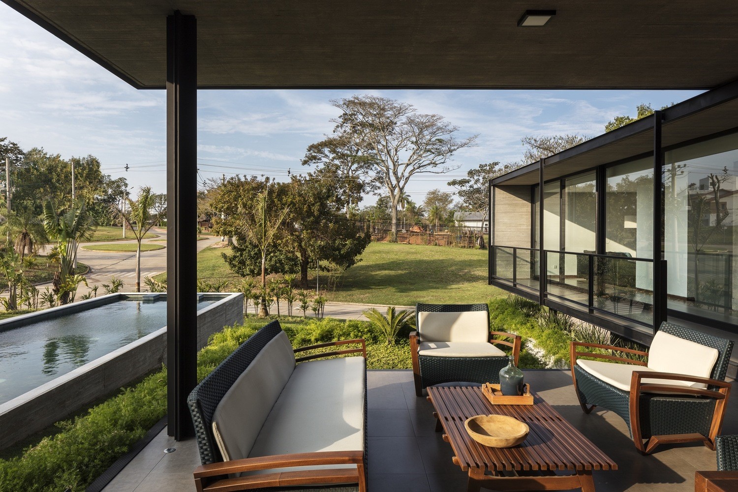 Modern house with swimming pool and patio furniture HD Wallpaper