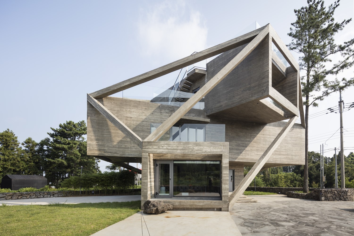 Modern concrete house with geometric design HD Wallpaper