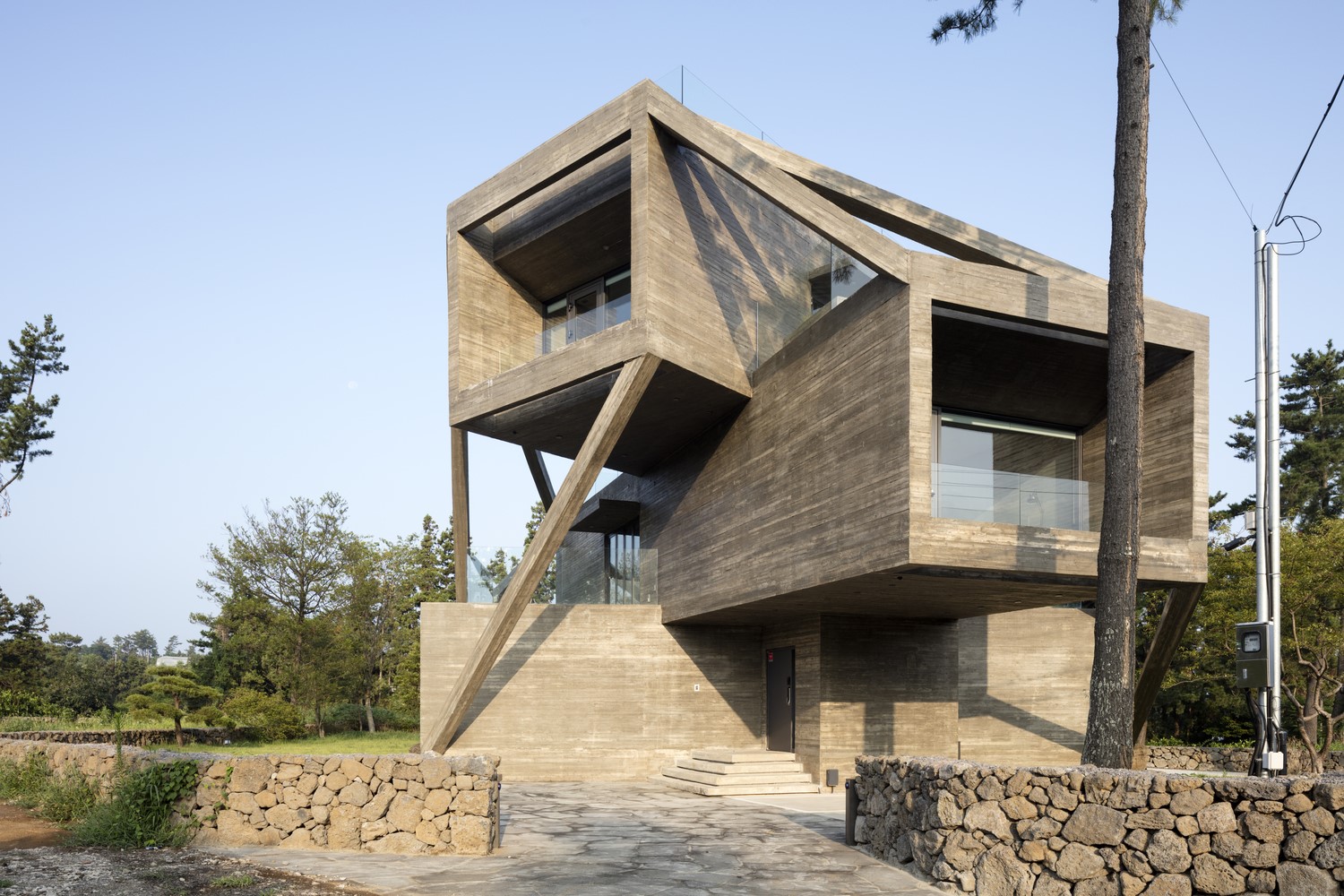 Modern concrete house with geometric design HD Wallpaper