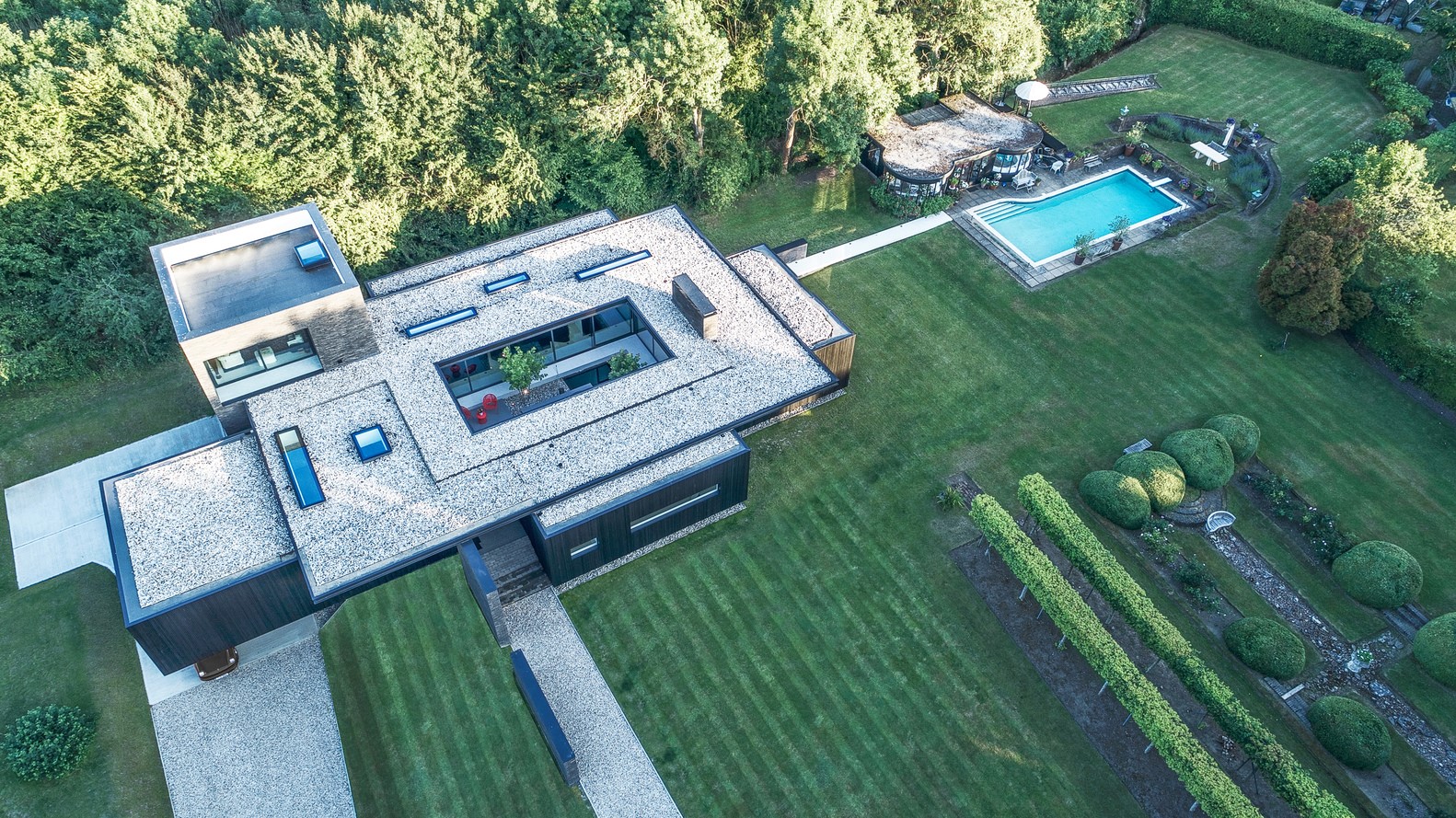 Modern house with courtyard and swimming pool HD Wallpaper