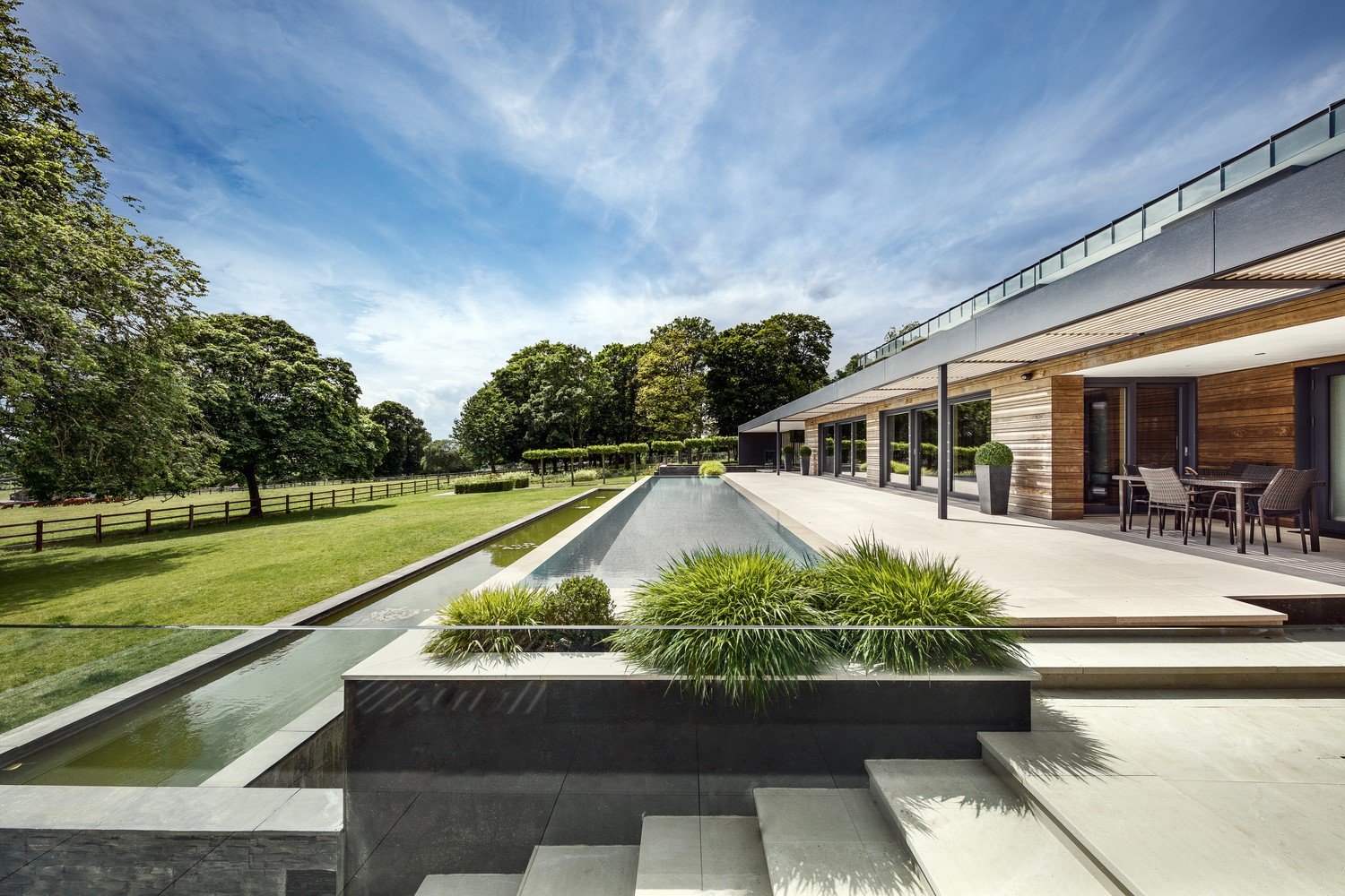 Modern house with swimming pool and garden HD Wallpaper
