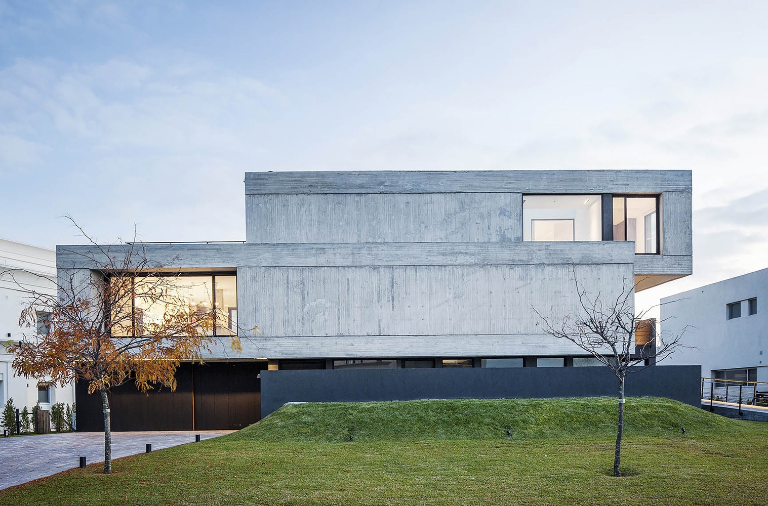 Modern concrete house with large windows and lawn HD Wallpaper