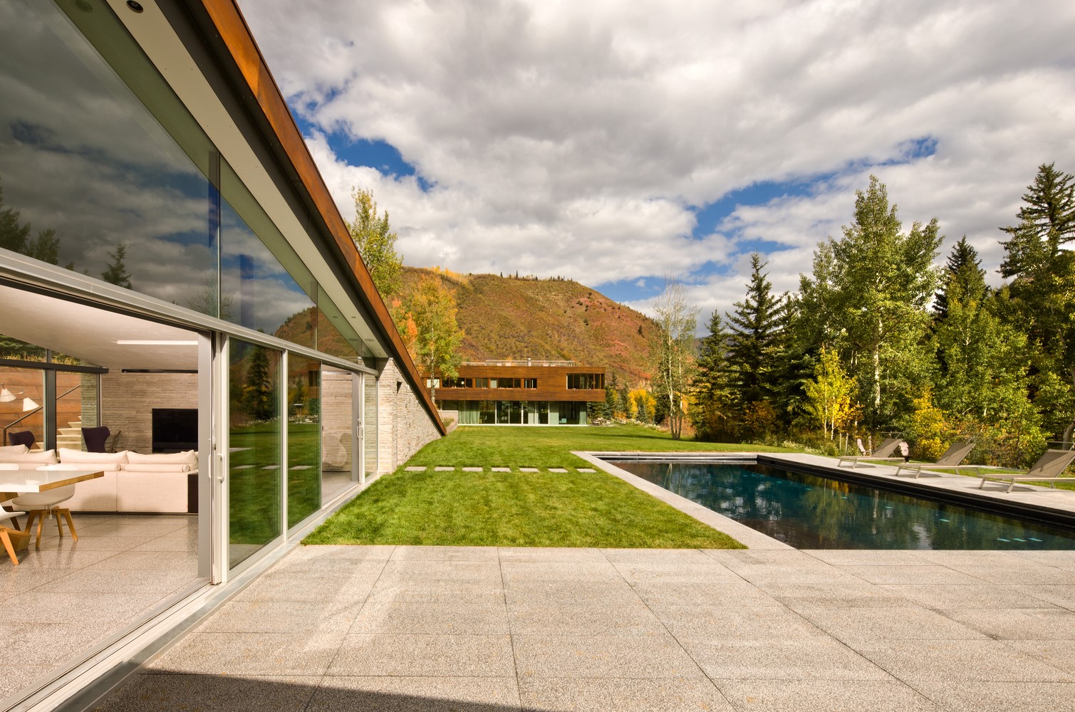 Modern house with swimming pool and mountain backdrop HD Wallpaper