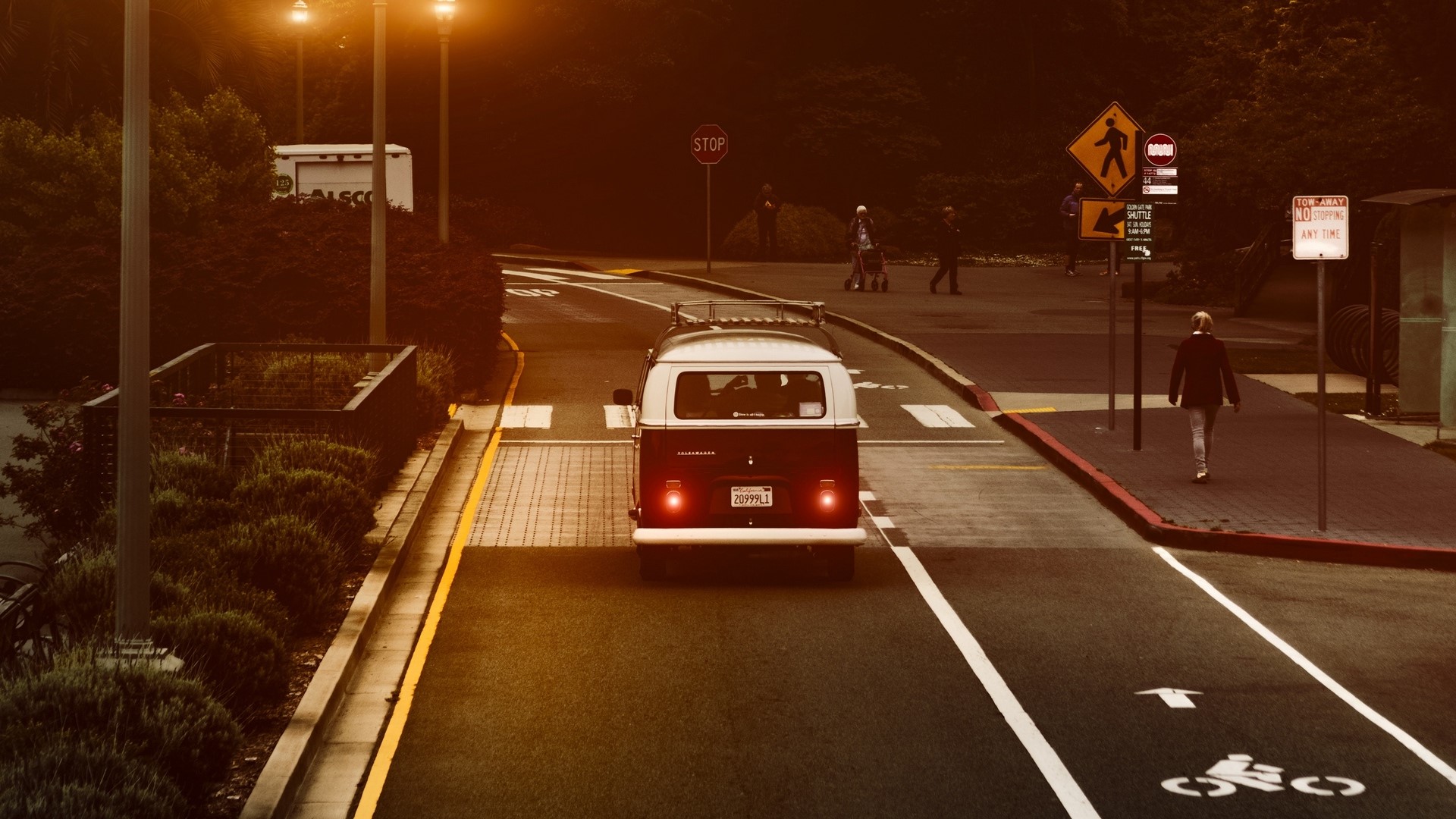 Volkswagen Bus on a Road in California HD Wallpaper