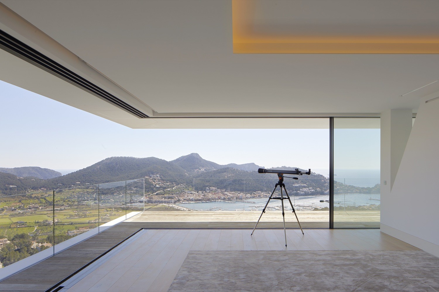 Modern luxury house with panoramic view and telescope HD Wallpaper