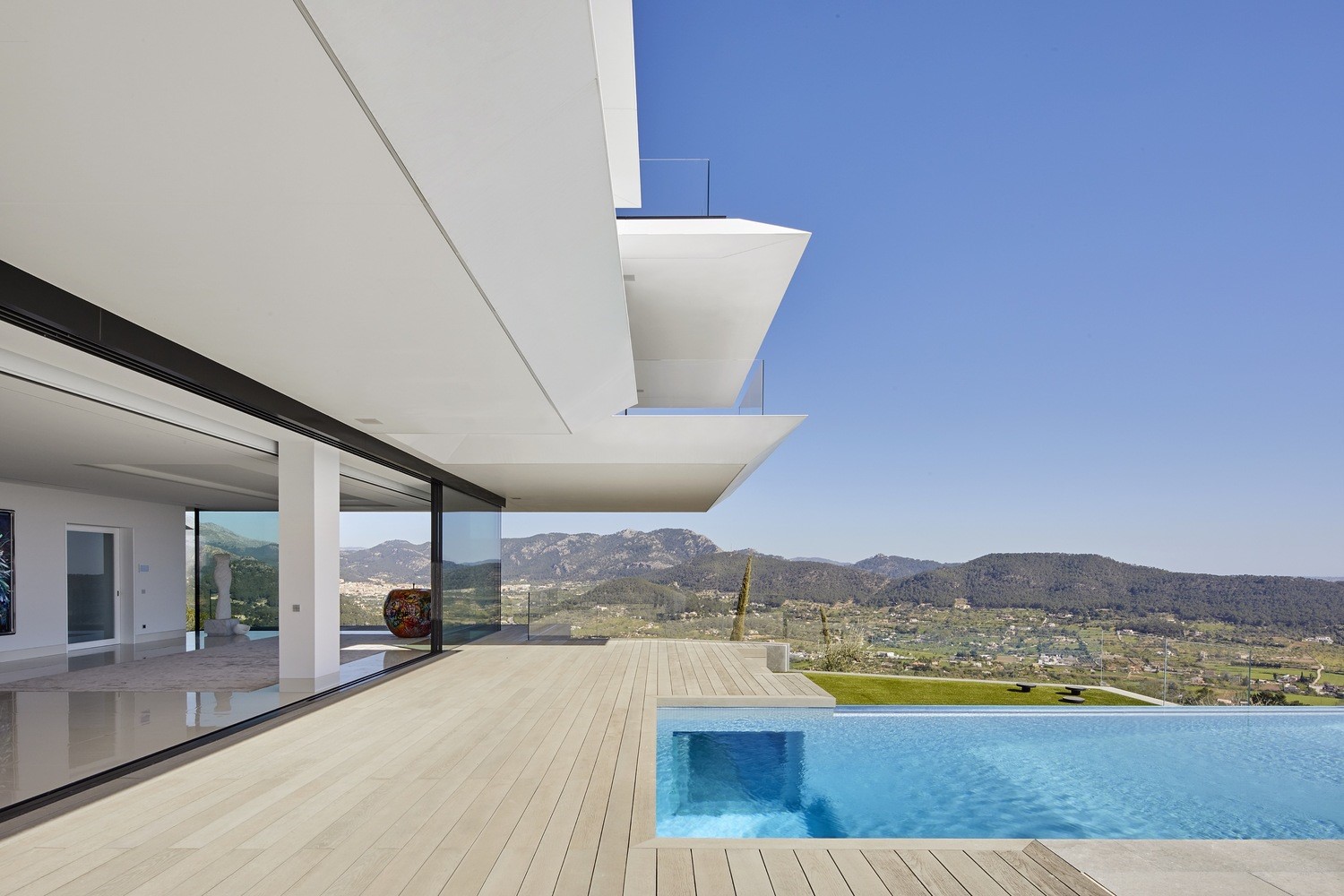 Modern luxury mansion with swimming pool and scenic view HD Wallpaper