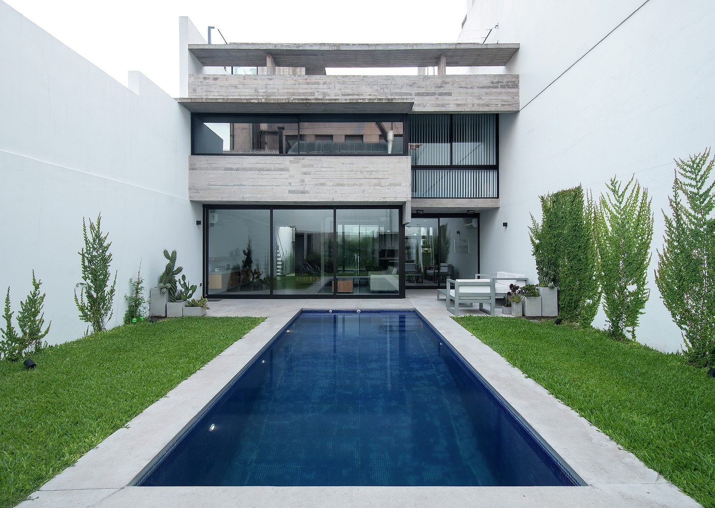 Modern house with swimming pool and garden HD Wallpaper