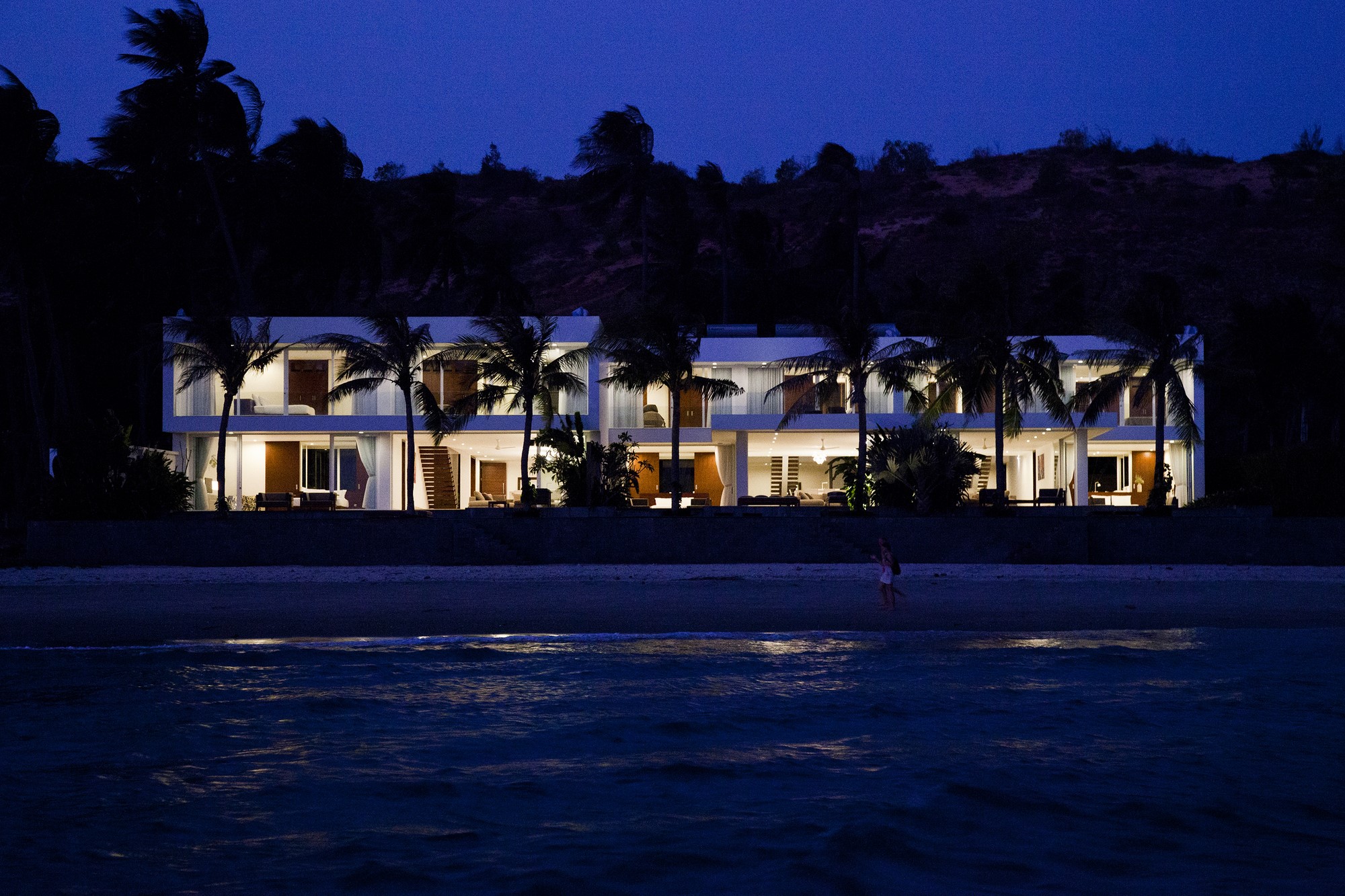 Modern luxury houses with palm trees at night HD Wallpaper
