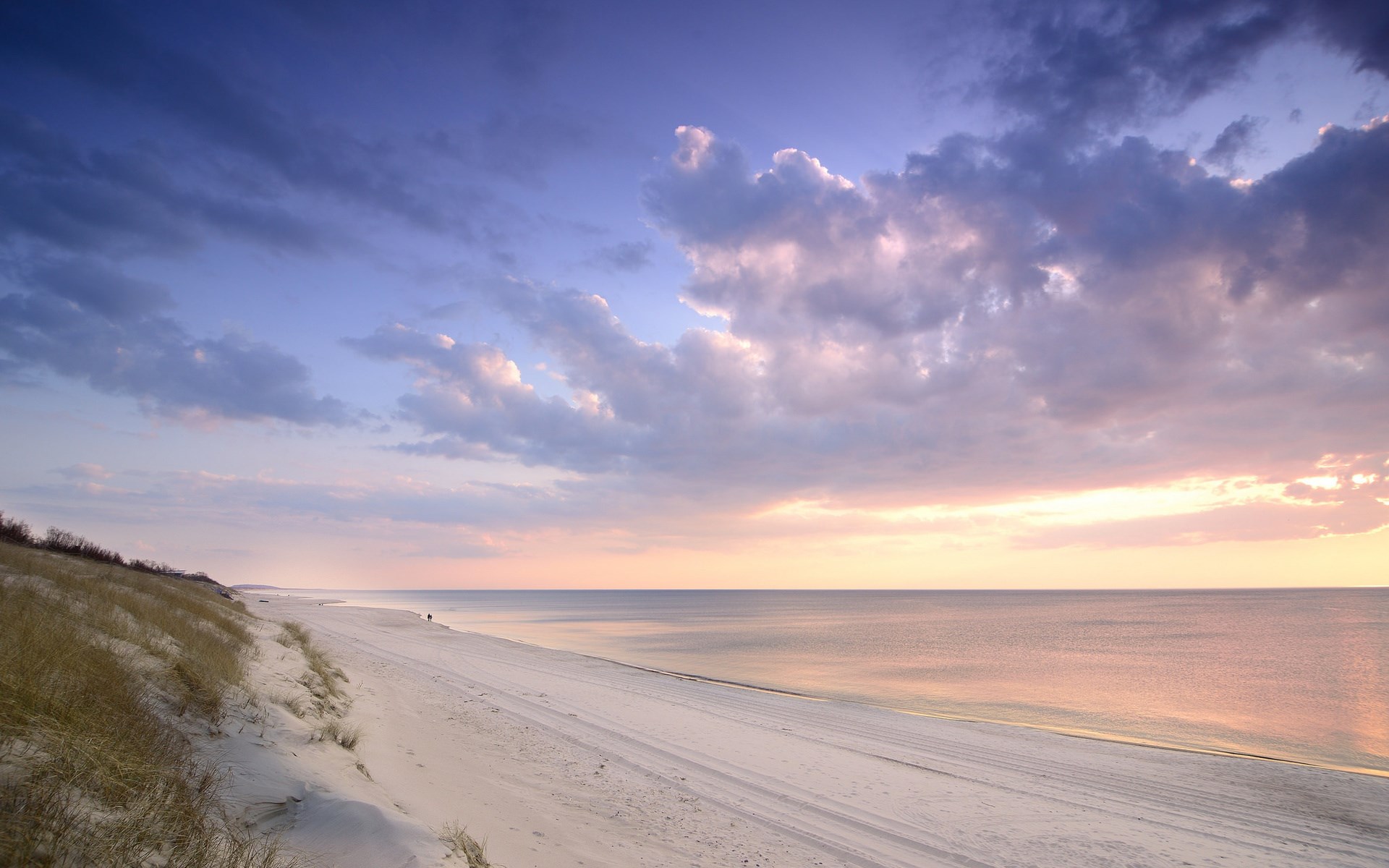 Beach and ocean at sunset with clouds HD Wallpaper