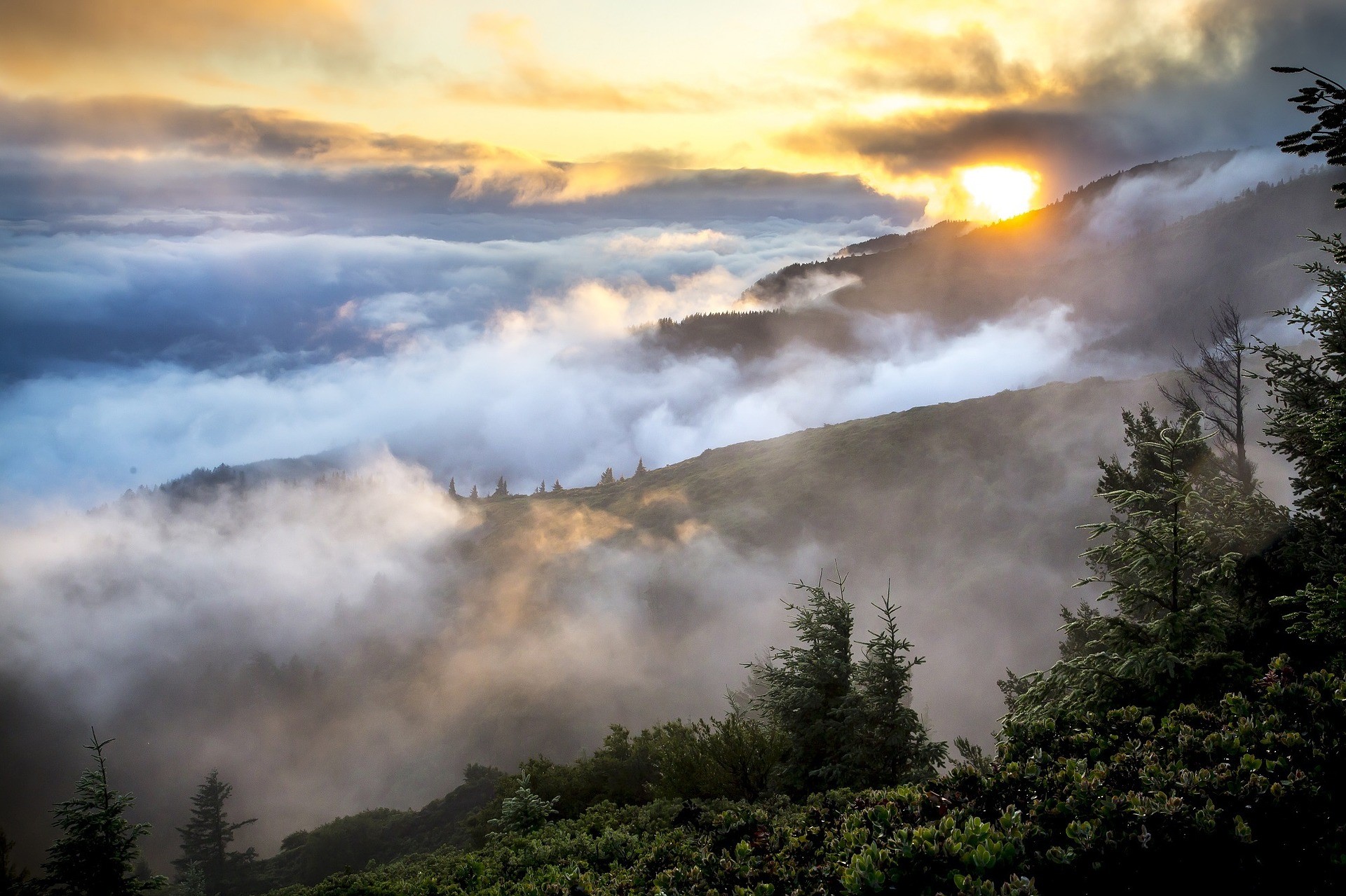 Misty mountains at sunrise with sunbeams HD Wallpaper