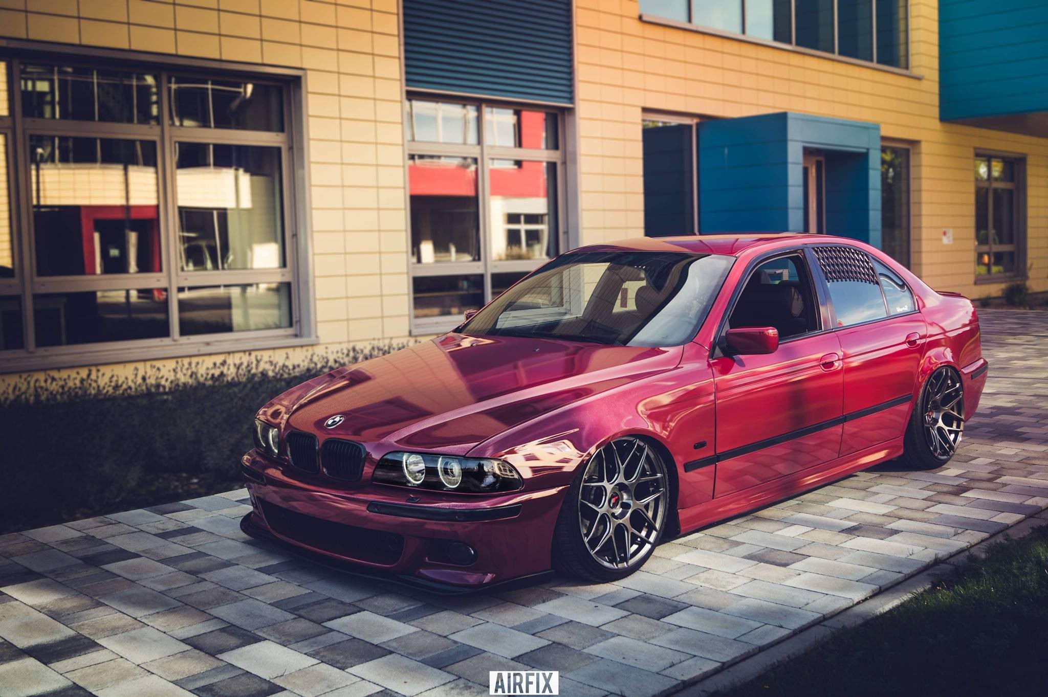 Red BMW E39 5 Series parked on a paved driveway HD Wallpaper