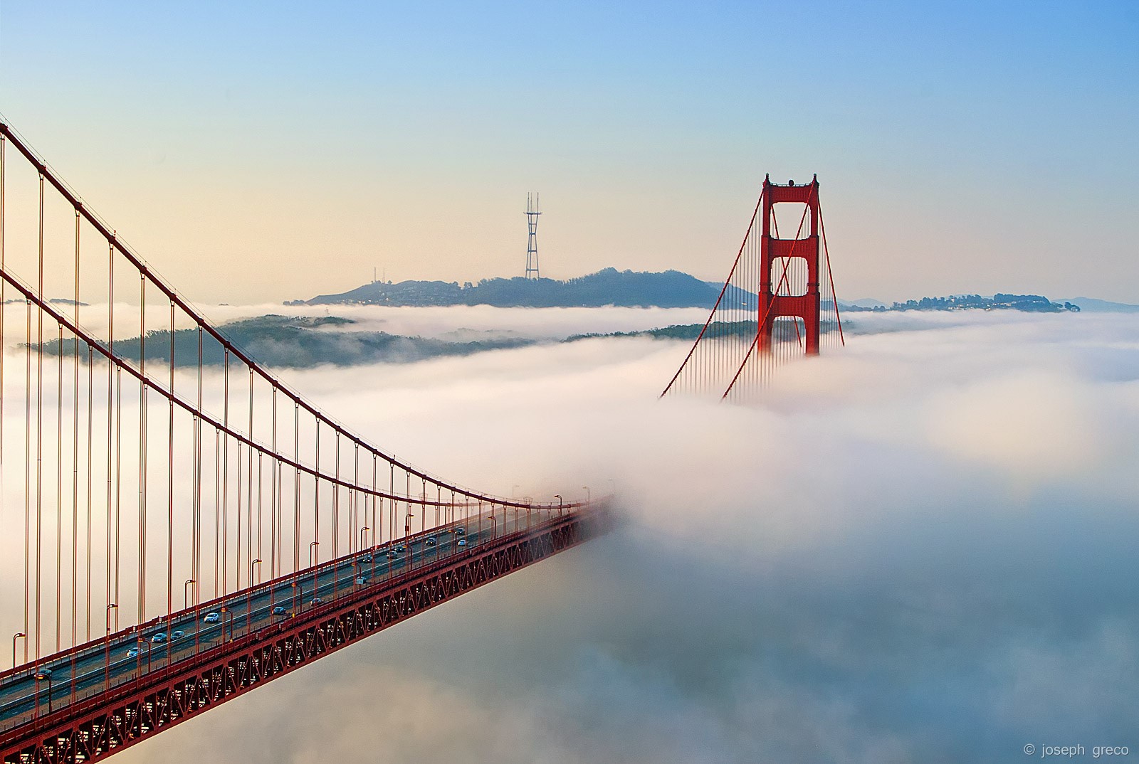 Golden Gate Bridge shrouded in fog HD Wallpaper