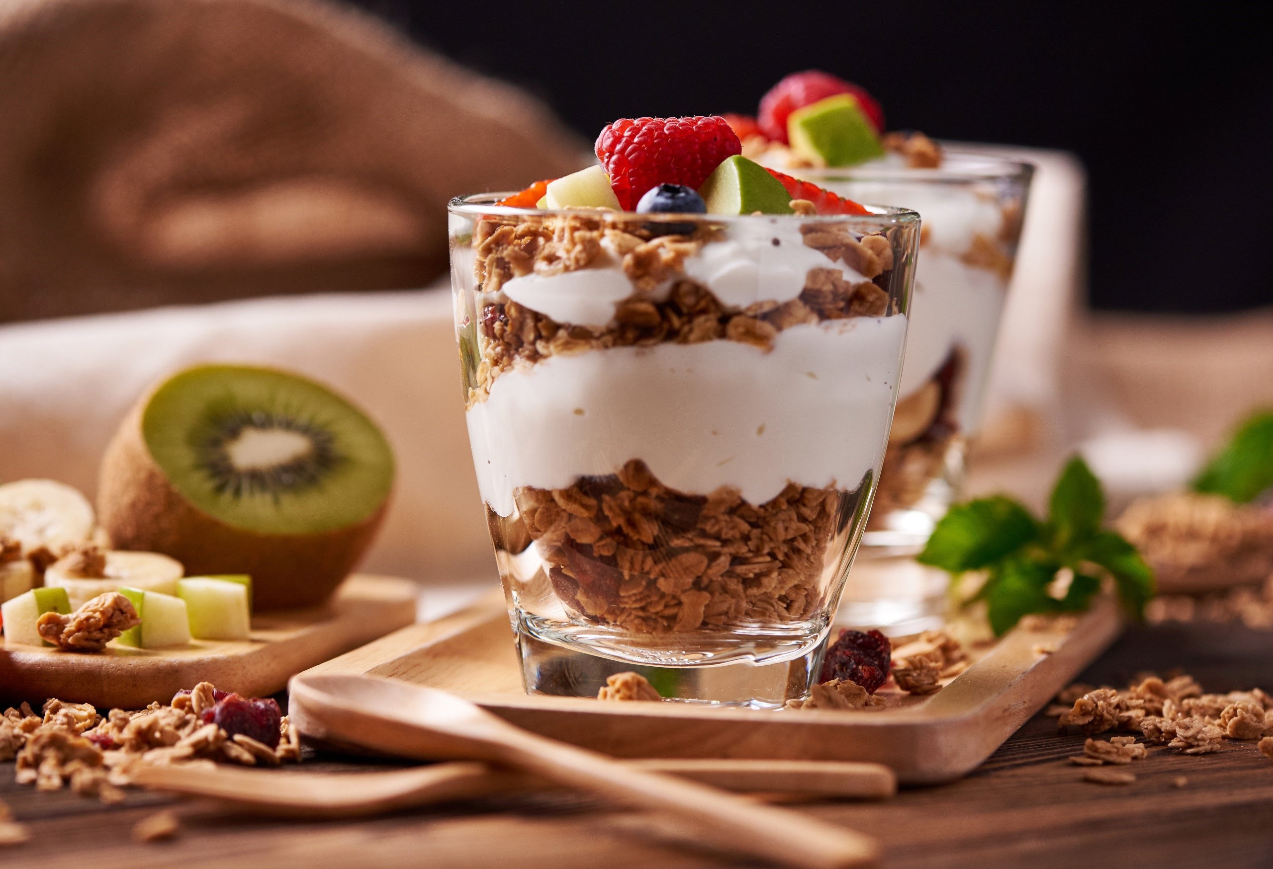 Yogurt parfait with granola and fresh fruit HD Wallpaper