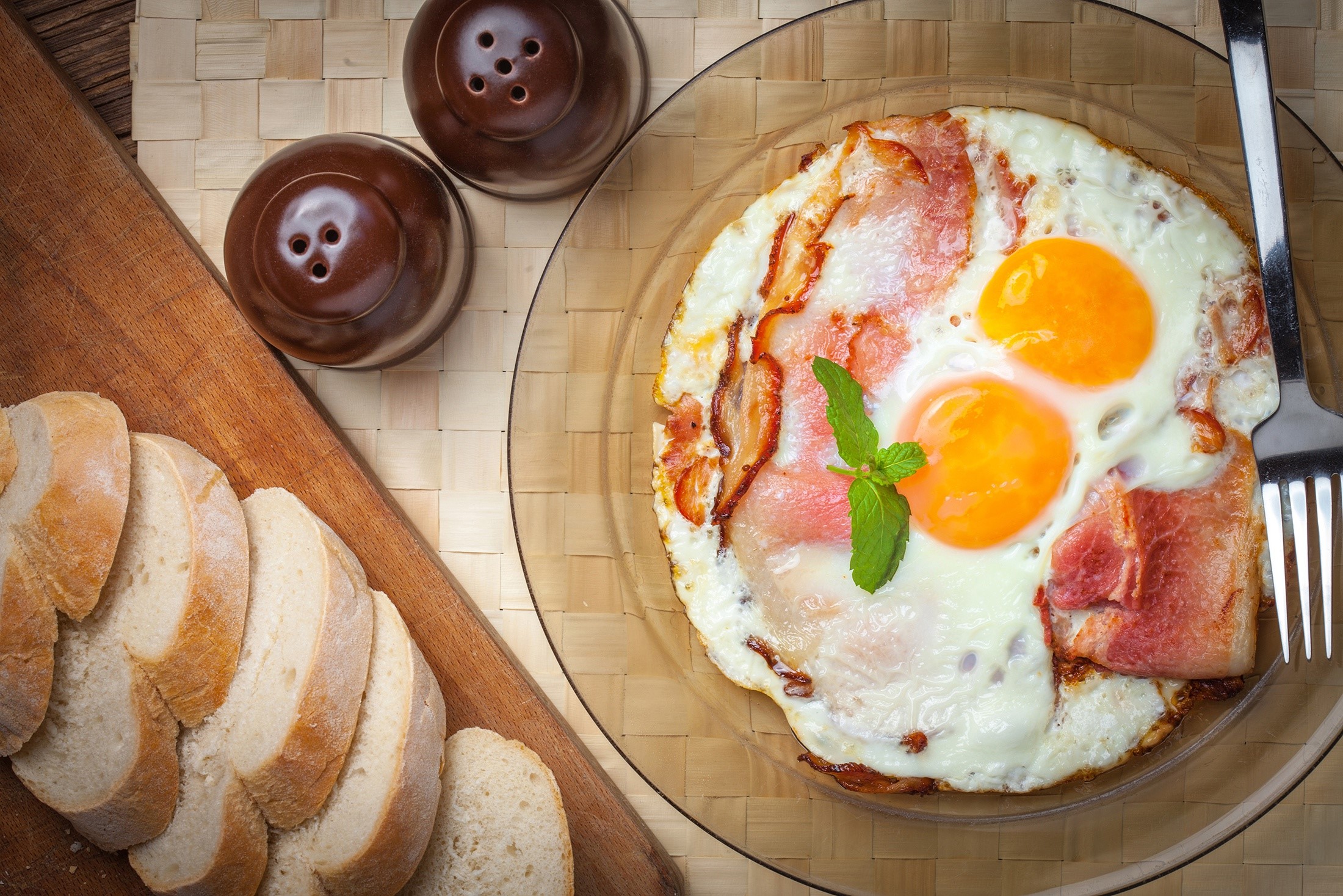 Fried eggs with bacon and bread HD Wallpaper