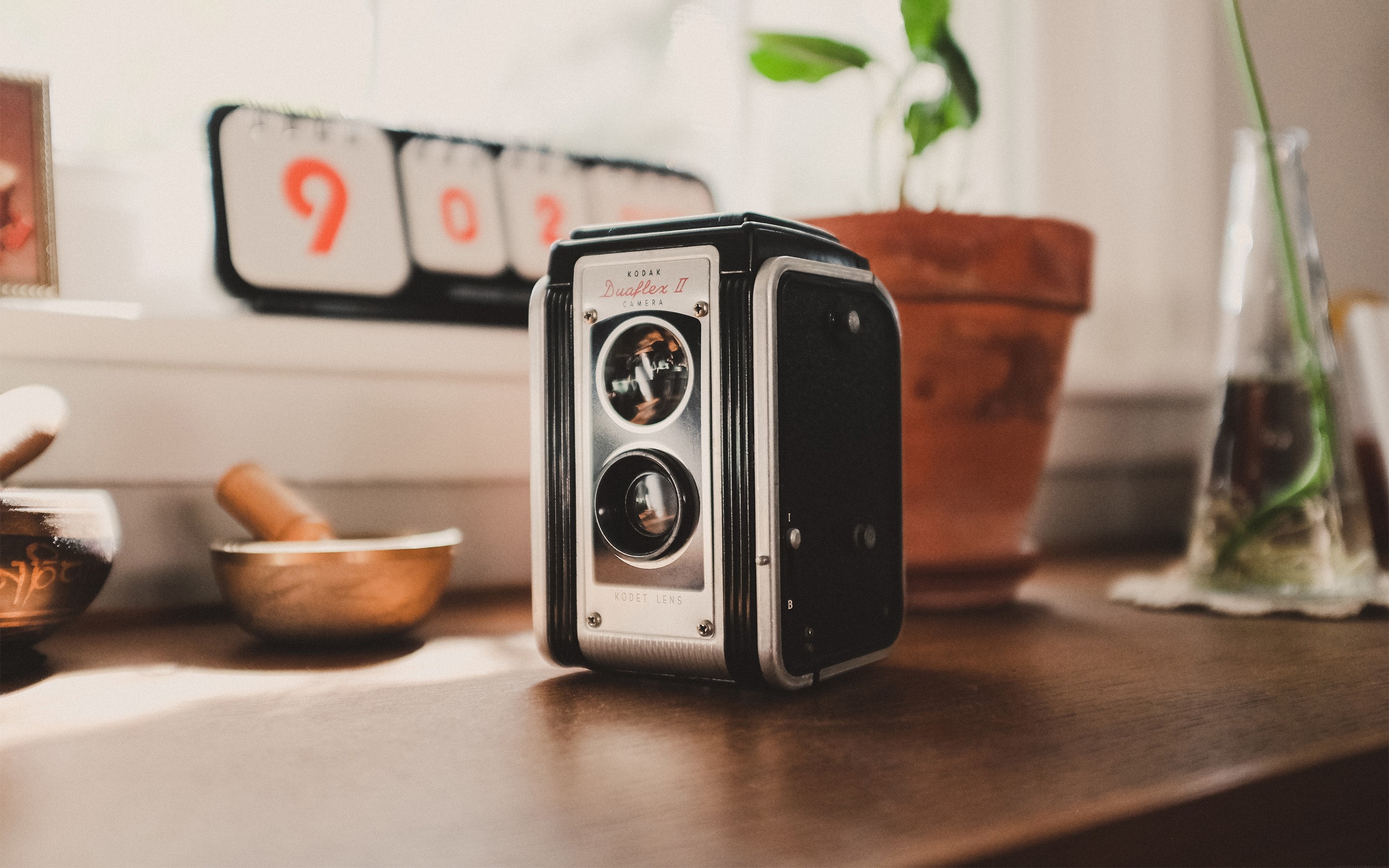 Kodak Brownie II camera on a wooden surface HD Wallpaper