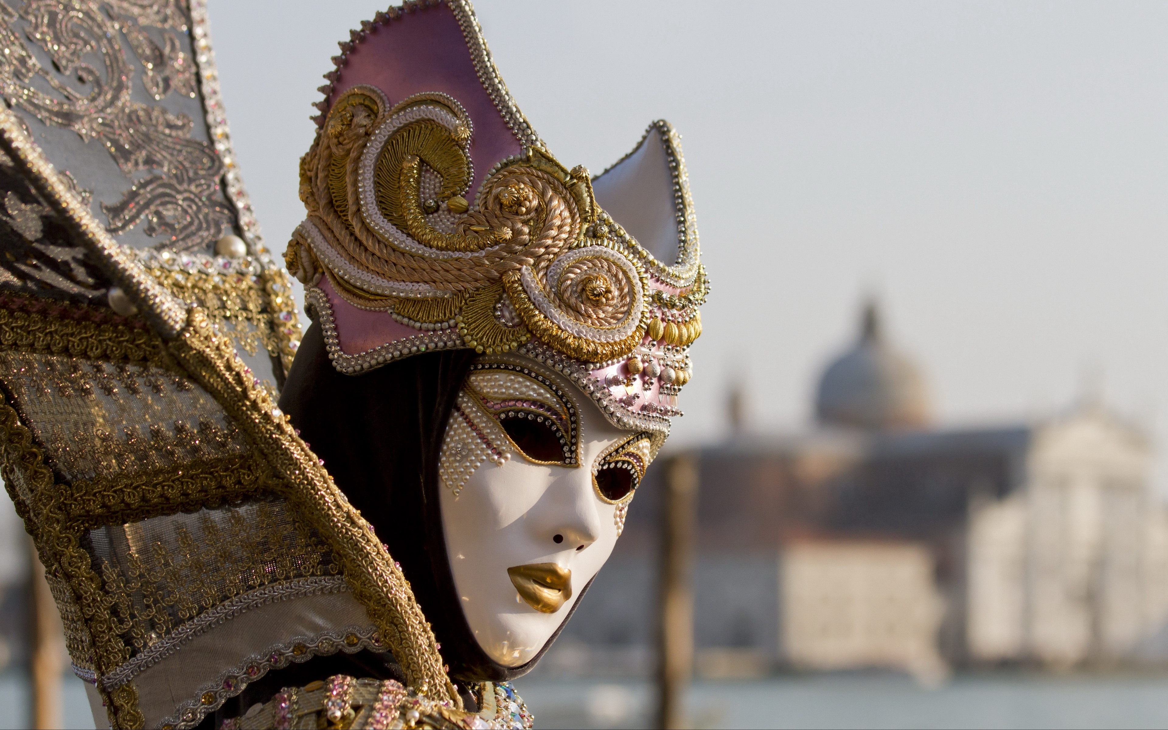 Venetian mask and costume in Venice, Italy HD Wallpaper