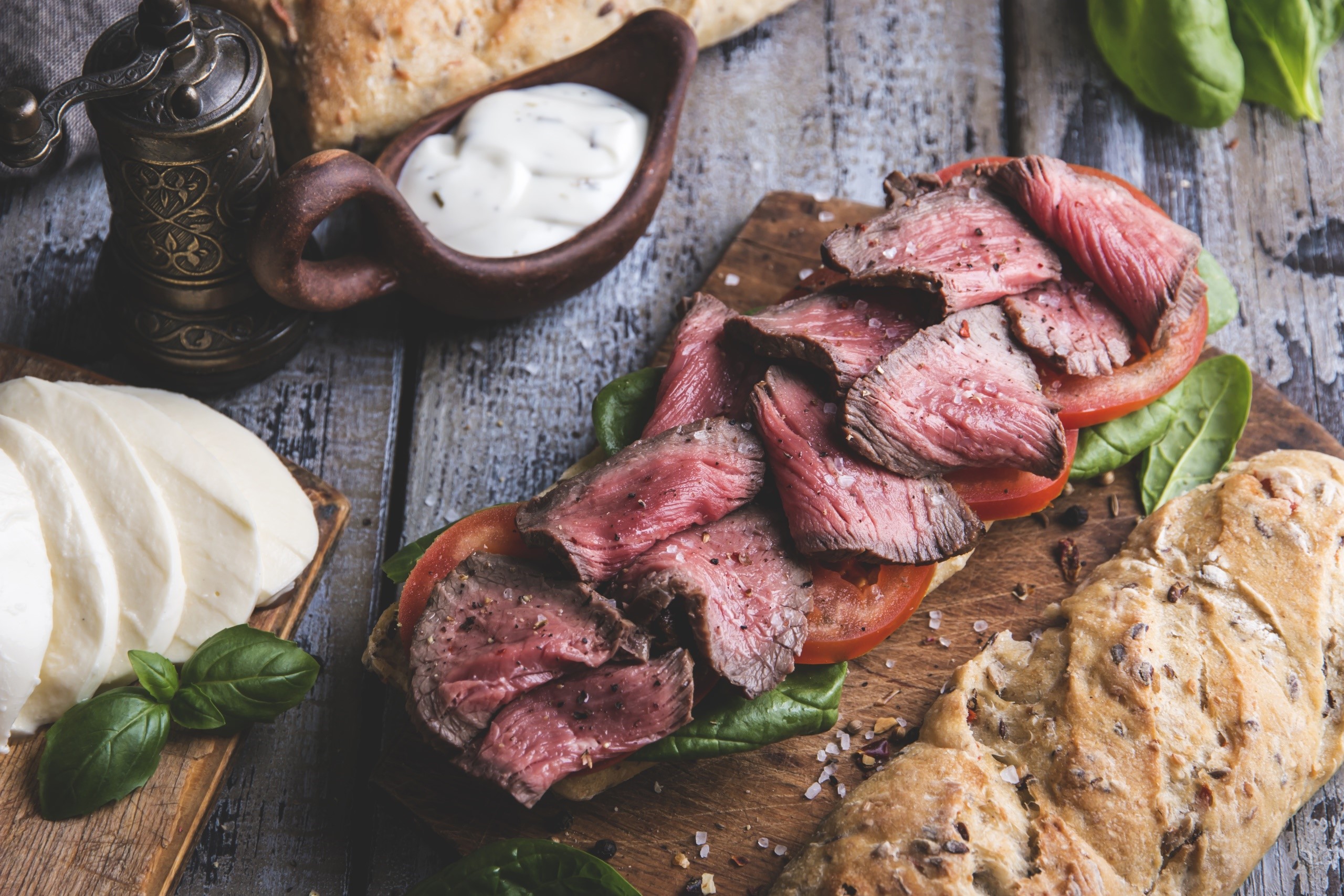 Roast beef sandwich with mozzarella and basil HD Wallpaper