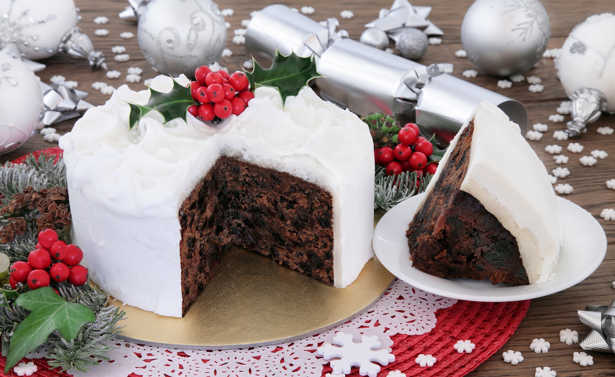 Christmas fruitcake with white icing and decorations HD Wallpaper