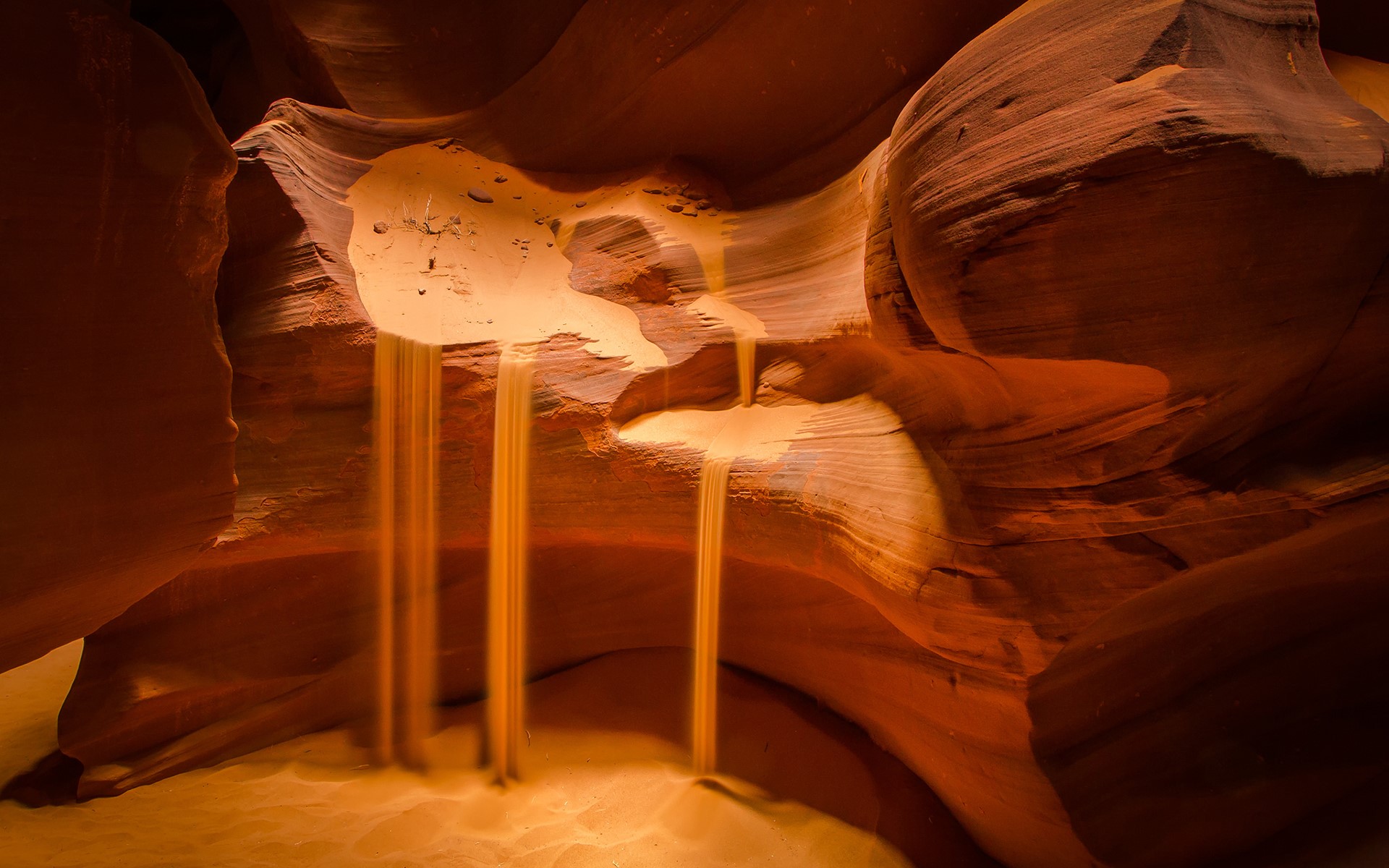 Sand falling in a sandstone canyon HD Wallpaper