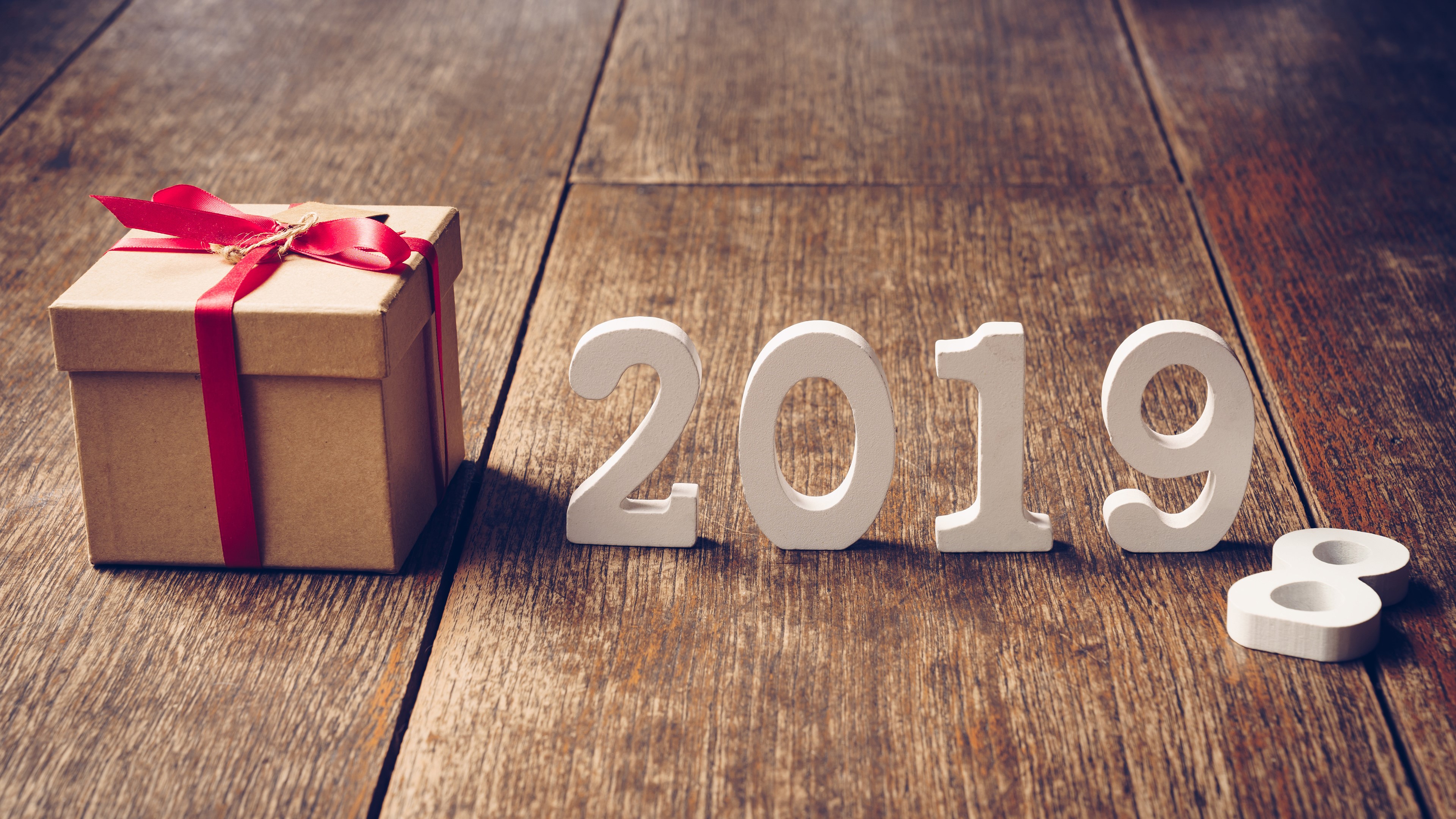 Gift box and 2019 numbers on wooden floor HD Wallpaper