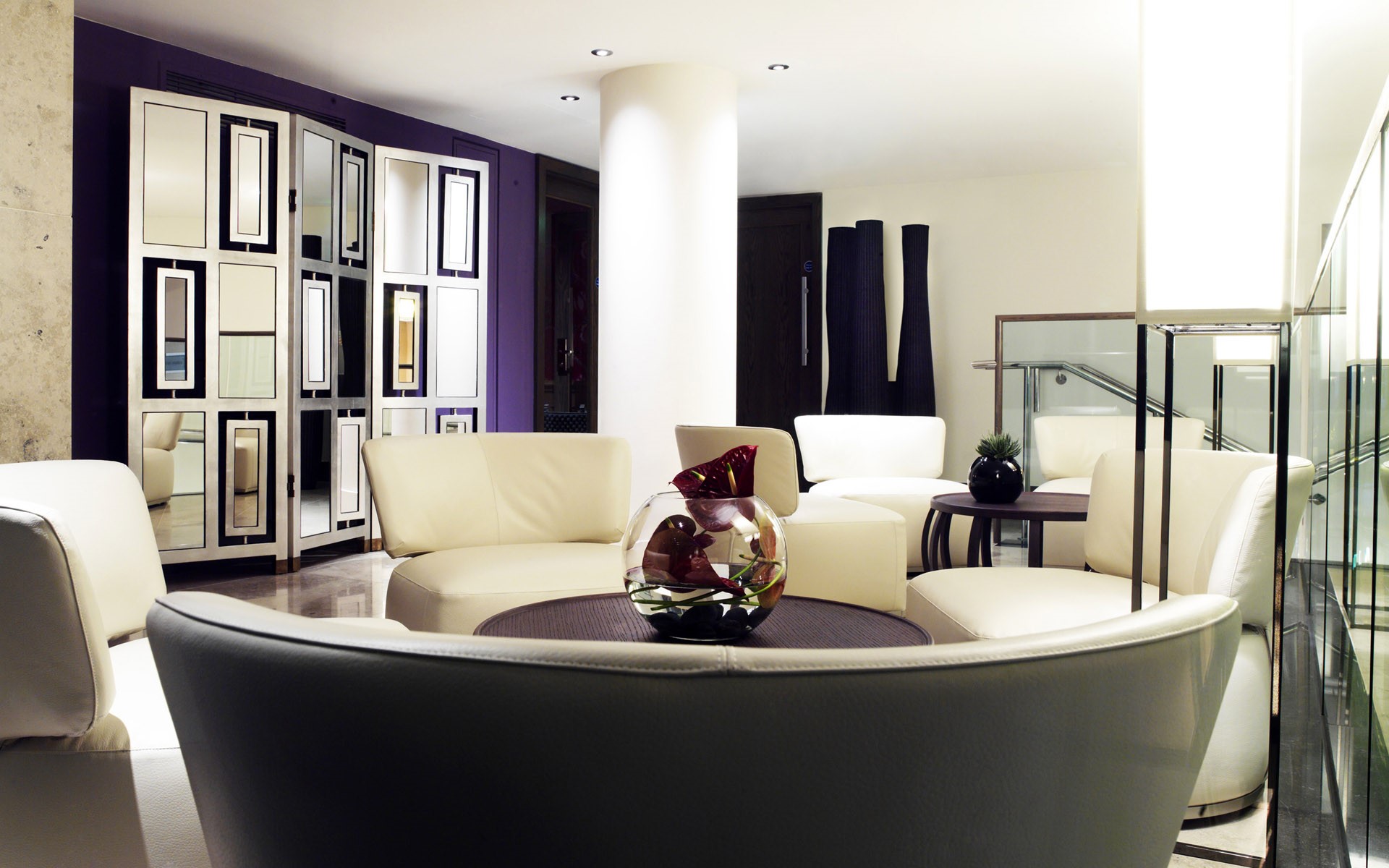 Modern living room with white sofas and decorative screen HD Wallpaper