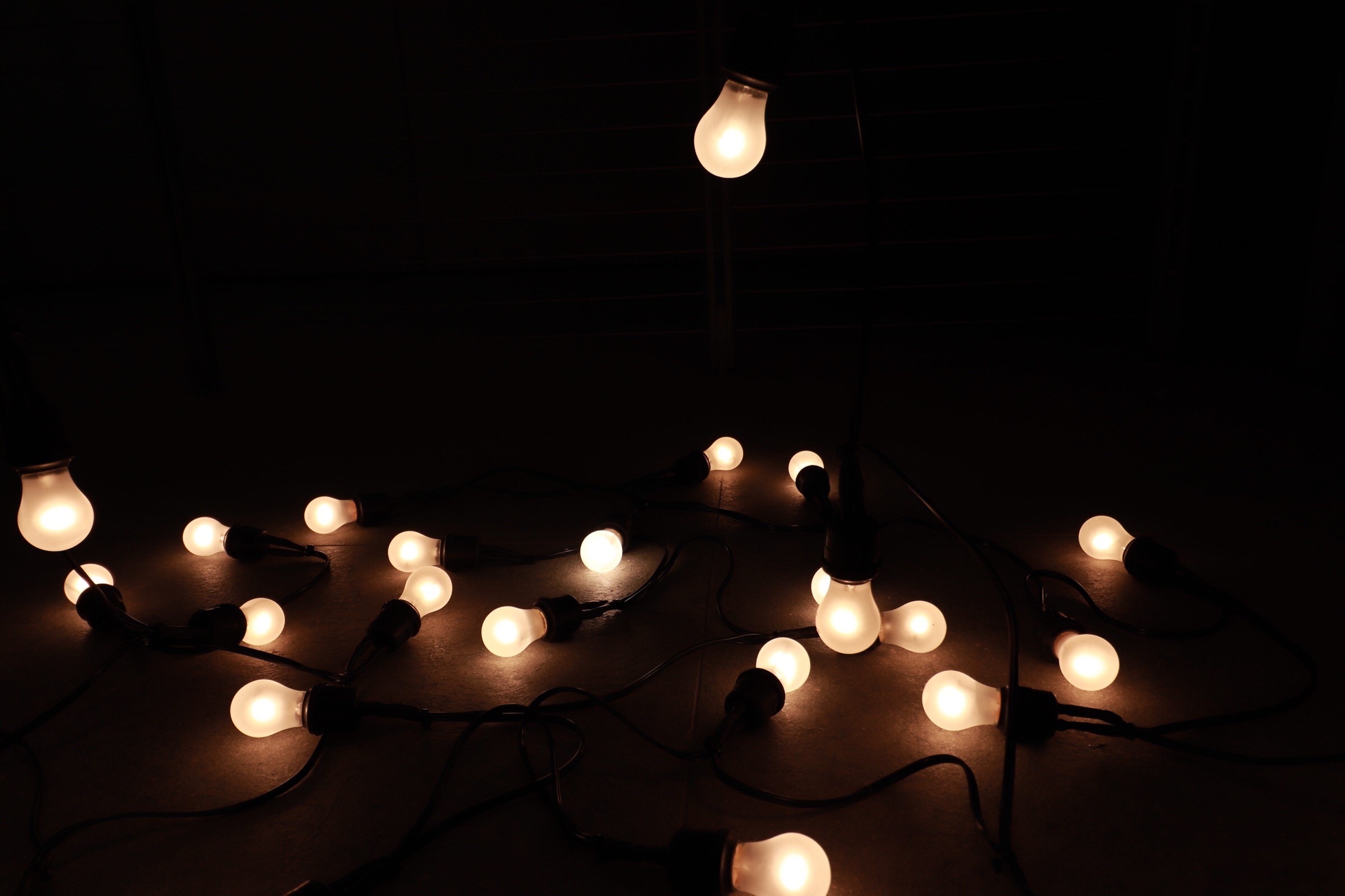 String of illuminated light bulbs in the dark HD Wallpaper