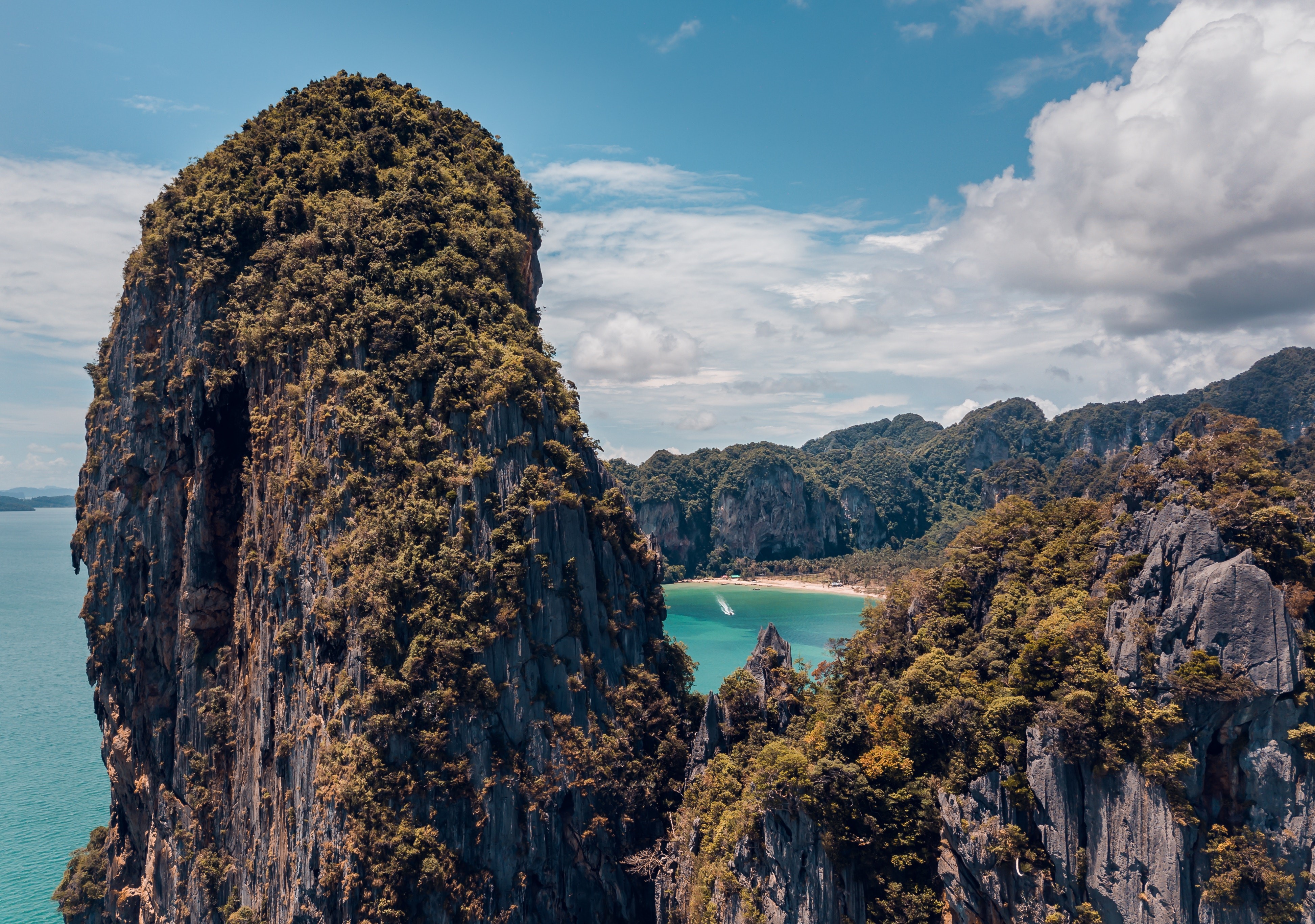 Thailand island with limestone cliffs and turquoise bay HD Wallpaper