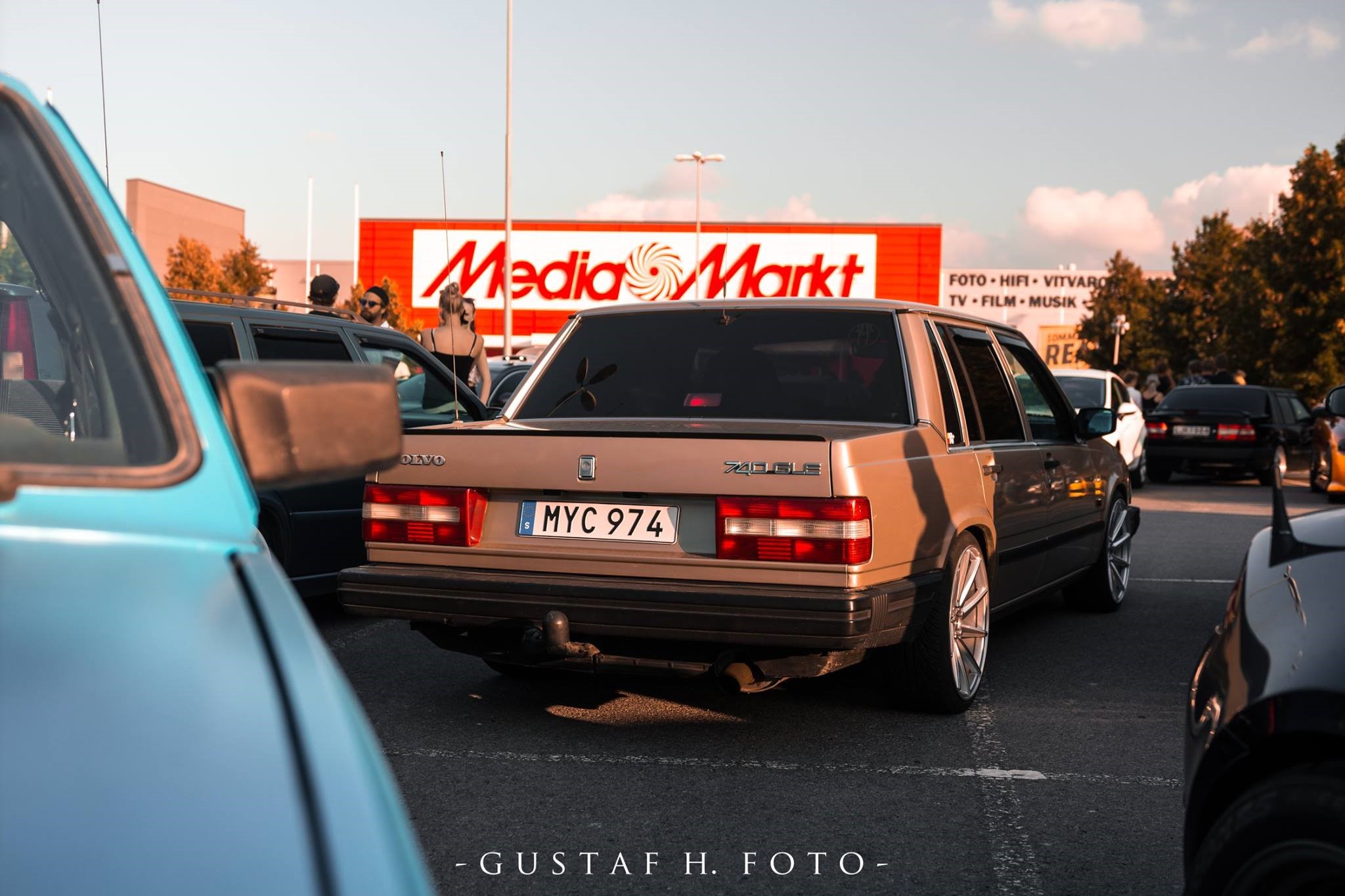 Volvo 740 GLE with license plate MYC 974 in front of MediaMarkt HD Wallpaper