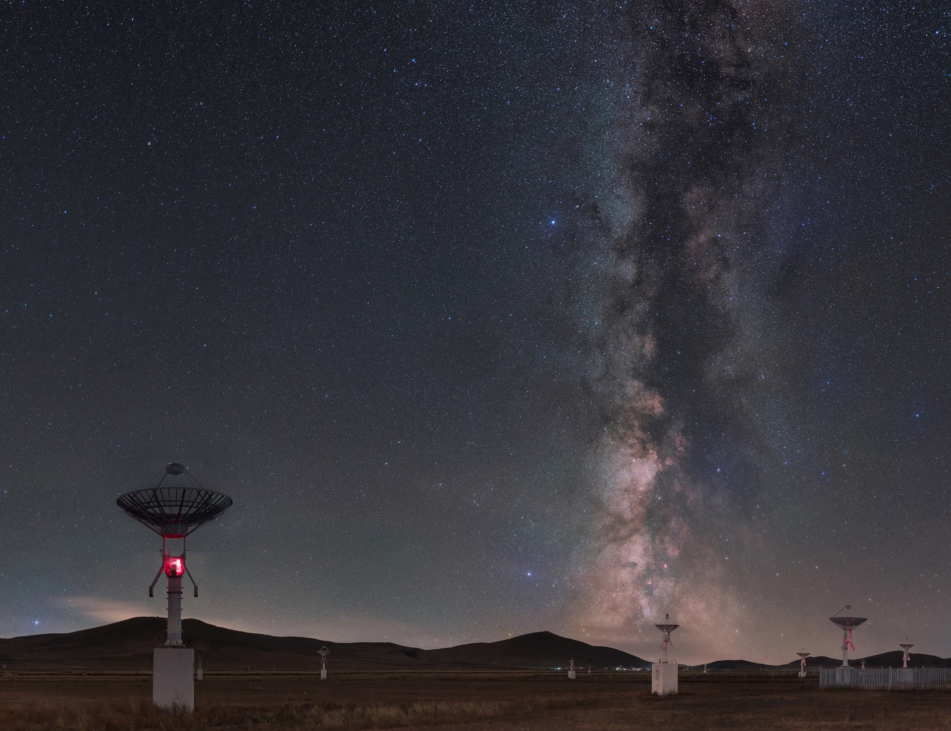 Radiotelescopes under the Milky Way in China HD Wallpaper
