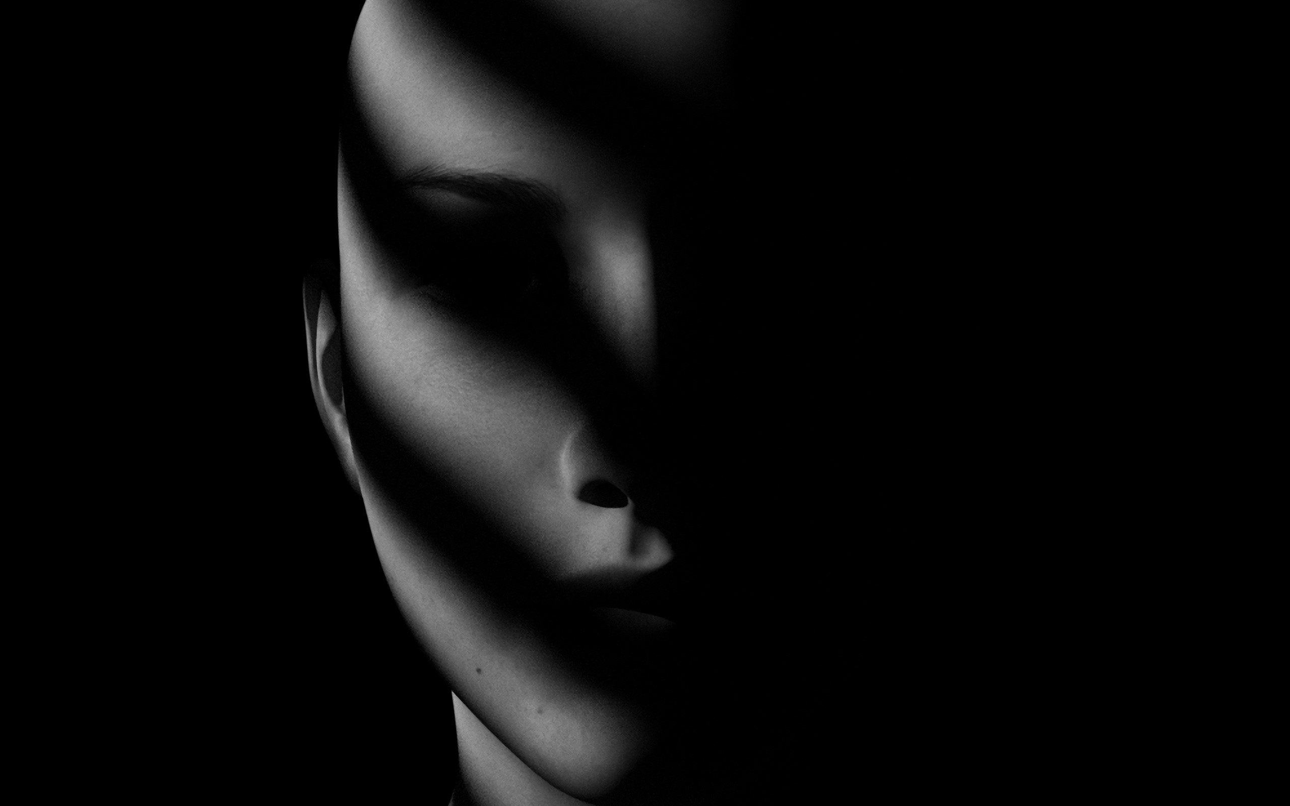 Creepy face in shadow HD Wallpaper