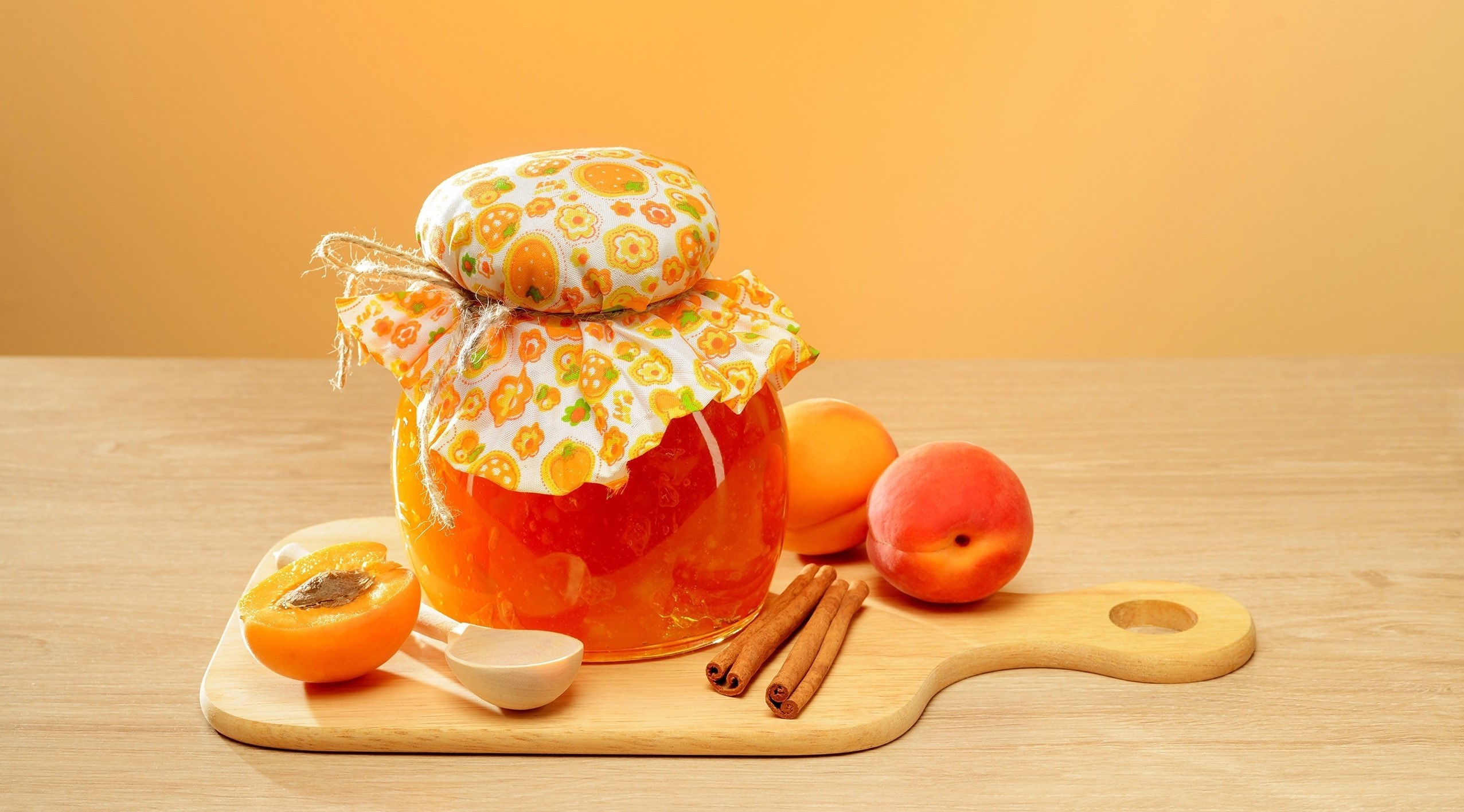 Jar of apricot jam with apricots and cinnamon HD Wallpaper