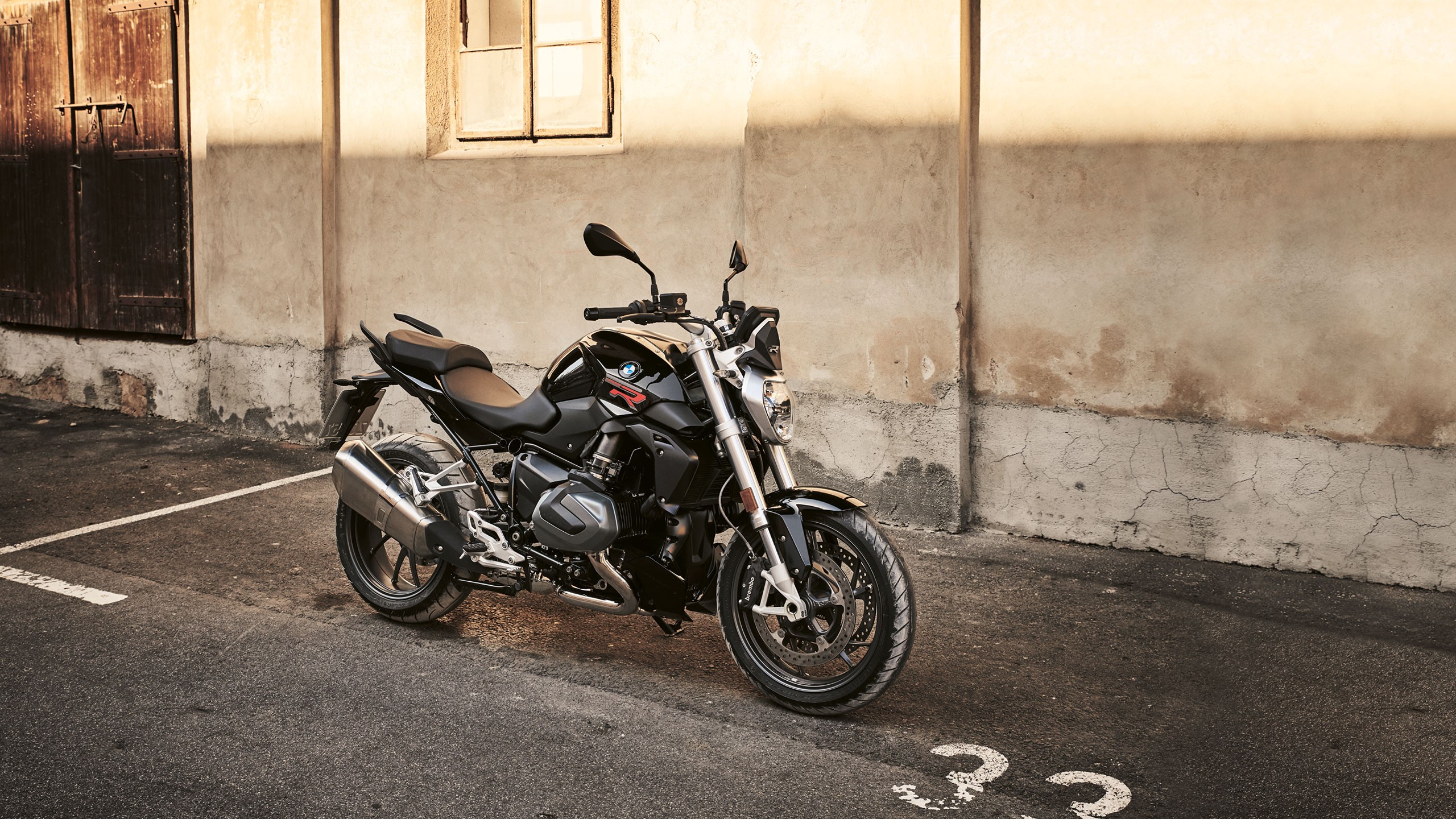 Black BMW R1250R motorcycle parked on street HD Wallpaper