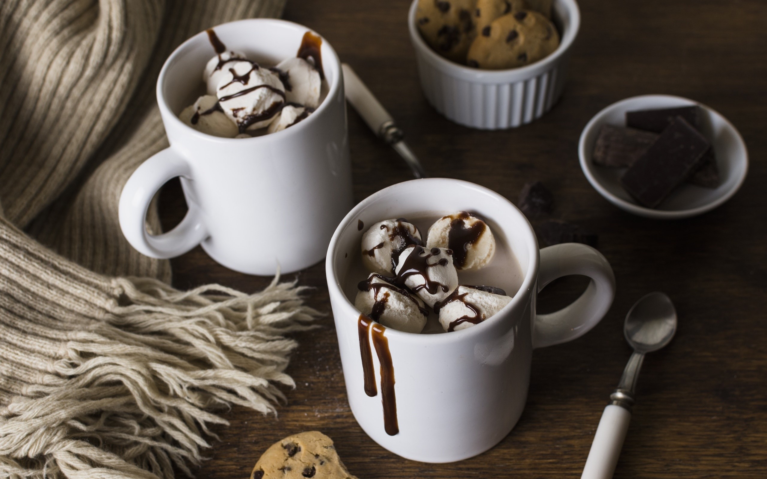 Hot chocolate with marshmallows and cookies HD Wallpaper