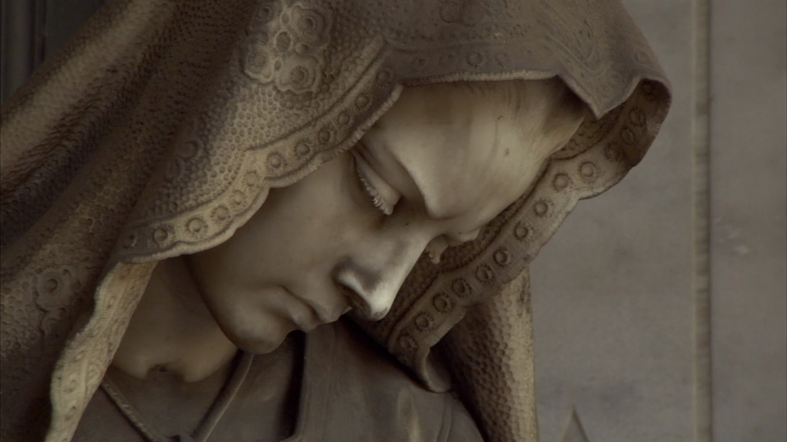 Marble sculpture of a woman wearing a veil HD Wallpaper