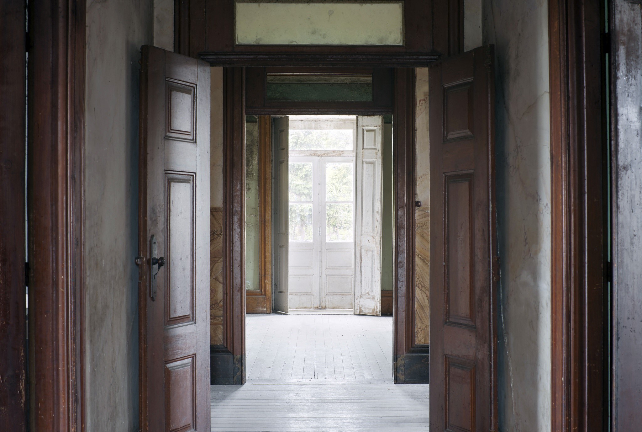 Interior of an old house with open doors HD Wallpaper